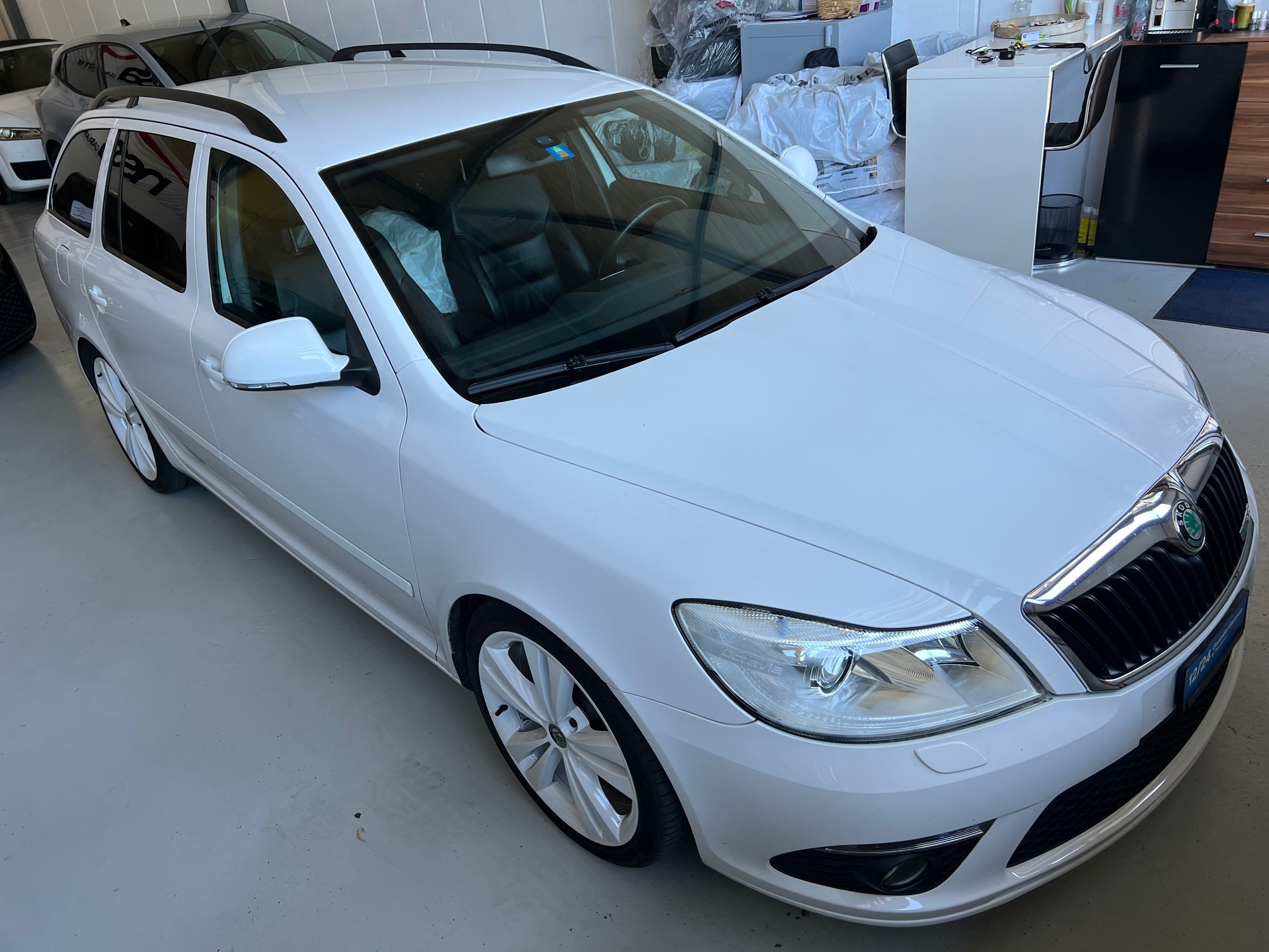 SKODA Octavia Combi 2.0 TSI RS DSG *** Navigation * Leder * 8 fachbereift * mit frisch ab MFK * 1 Jahr Garantie möglich ***-showroom-element-1