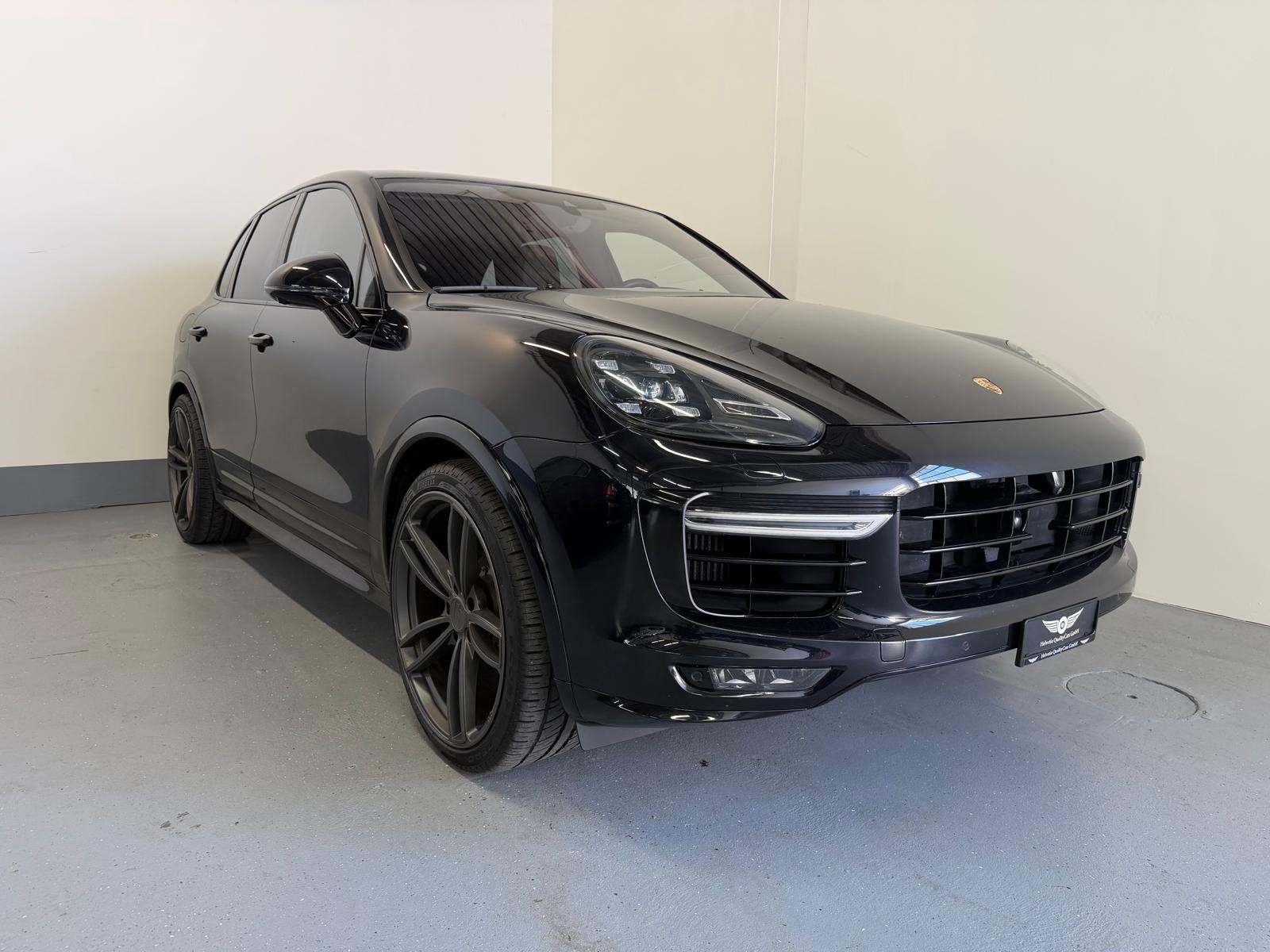 PORSCHE Cayenne Turbo-showroom-element-2