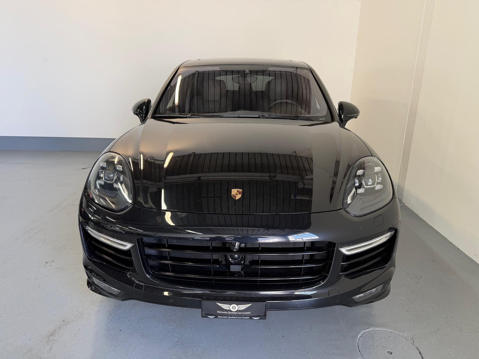 PORSCHE Cayenne Turbo-showroom-element-3