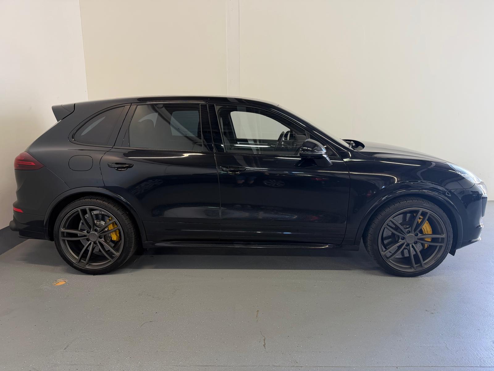 PORSCHE Cayenne Turbo-image-5