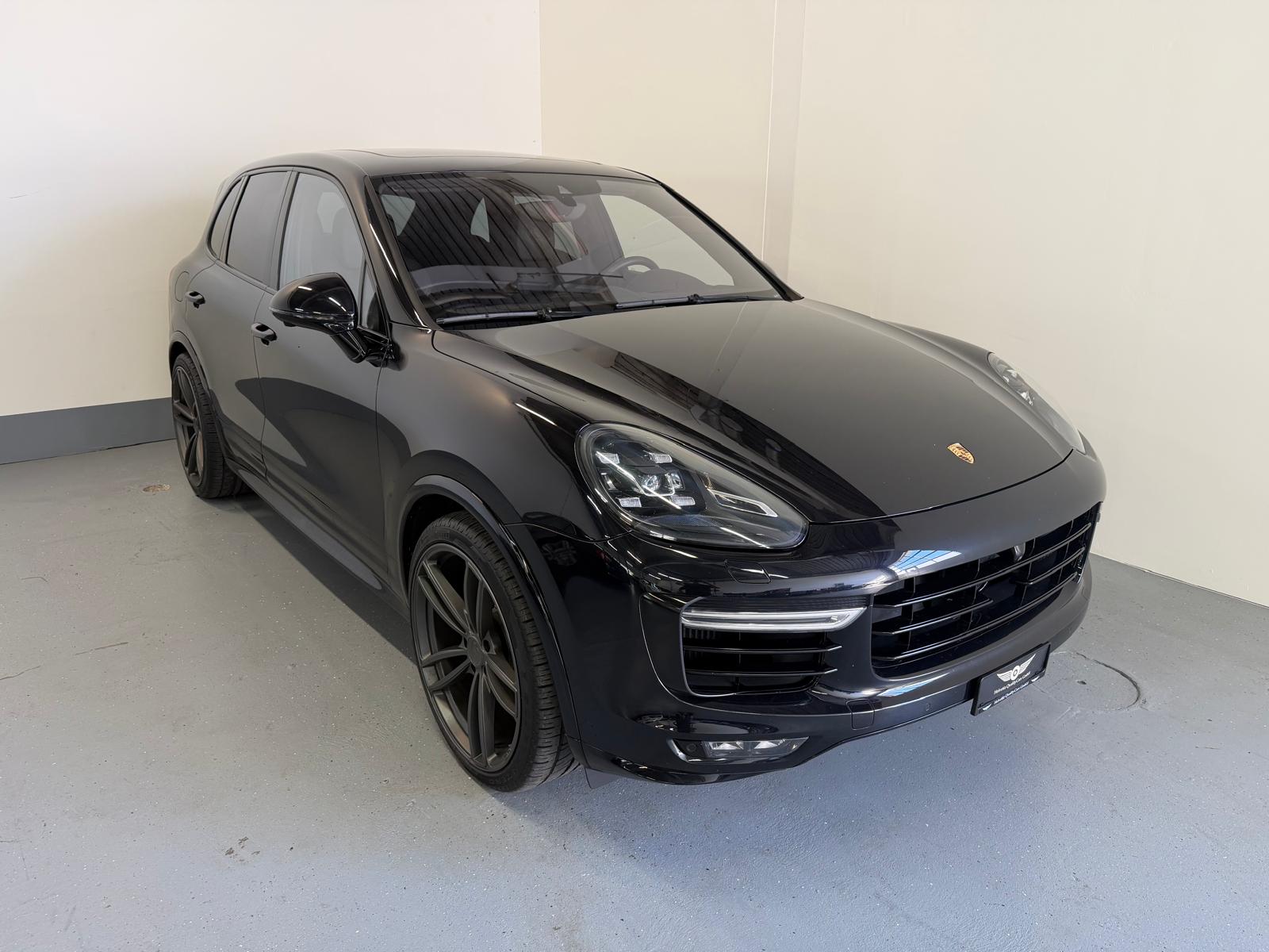 PORSCHE Cayenne Turbo-showroom-element-1