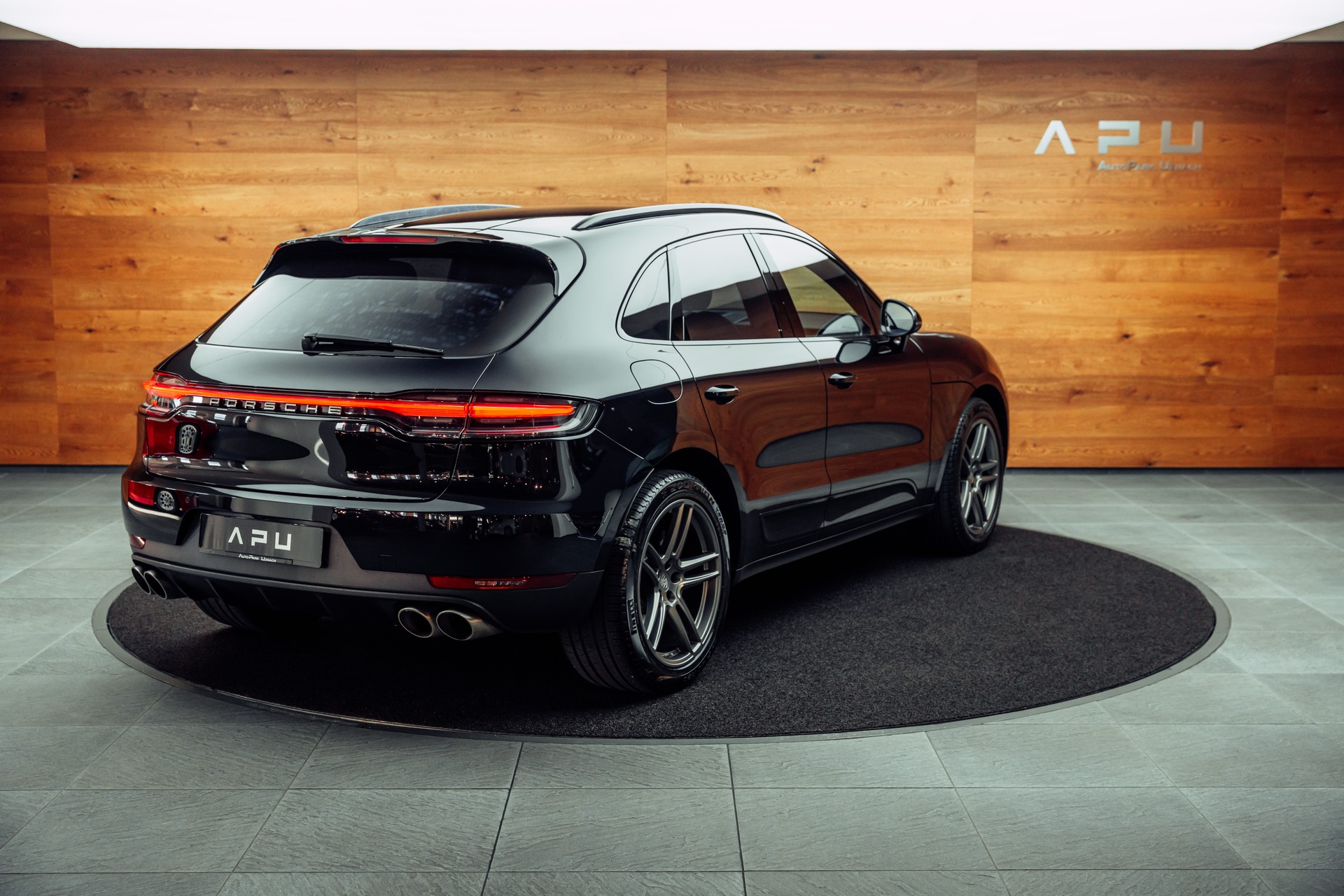 PORSCHE Macan S PDK Porsche Approved-showroom-element-1