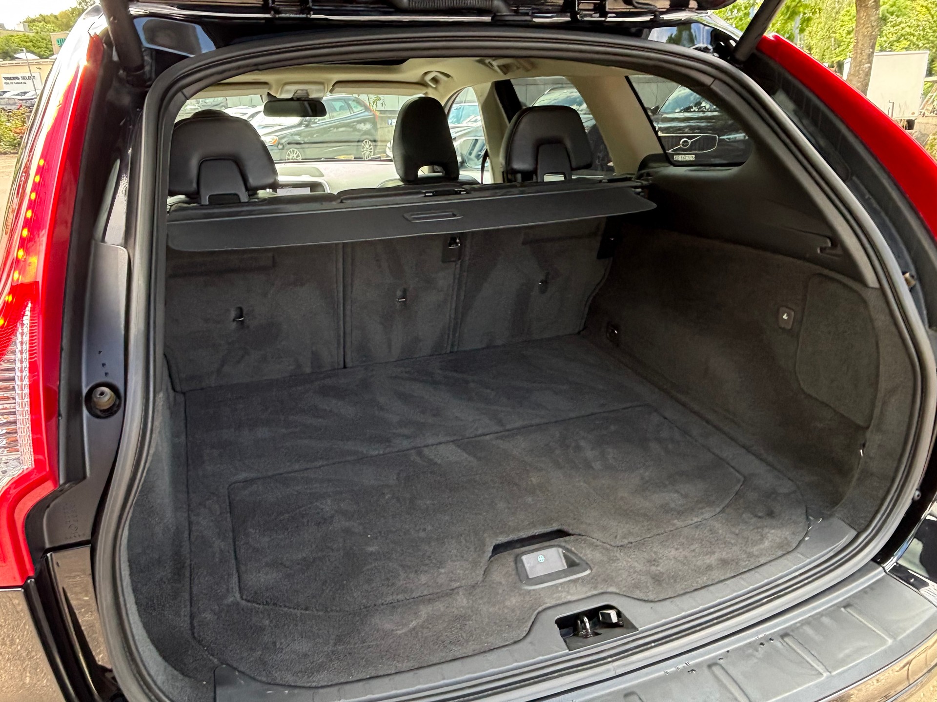 VOLVO XC60 3.0 T6 R-Design AWD-image-9
