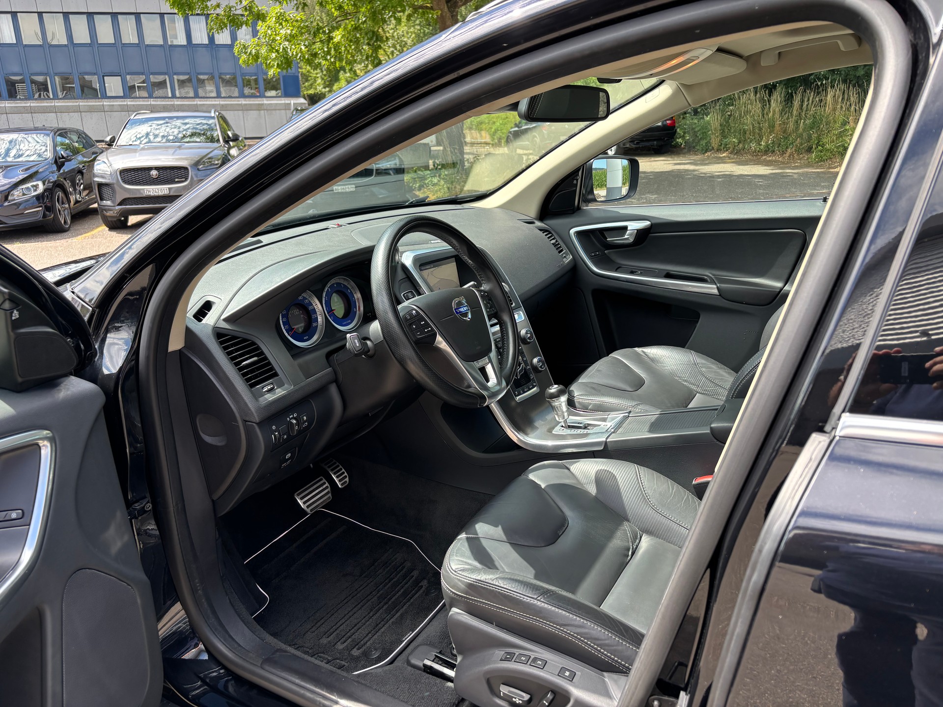 VOLVO XC60 3.0 T6 R-Design AWD-showroom-element-2