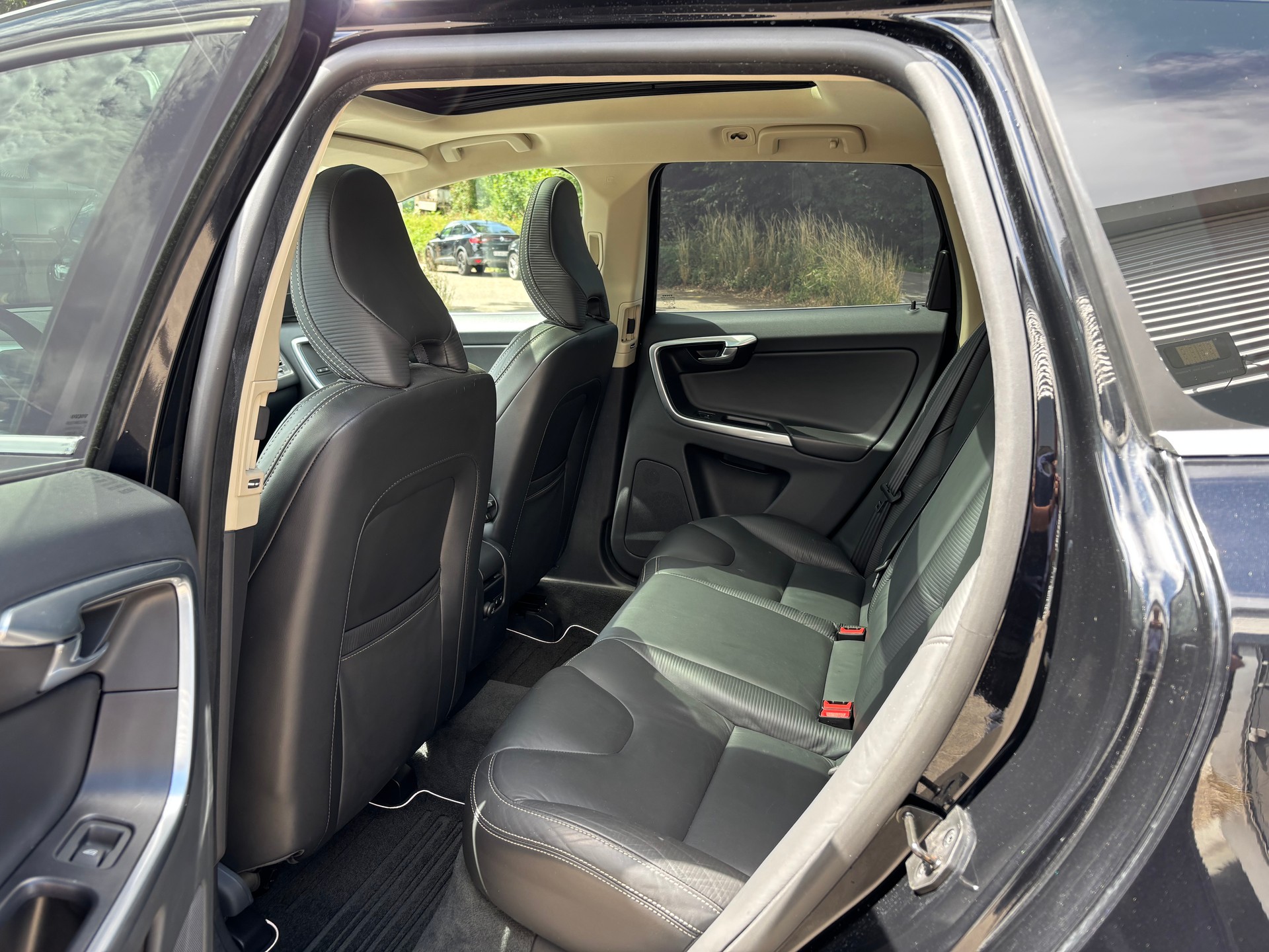 VOLVO XC60 3.0 T6 R-Design AWD-image-11