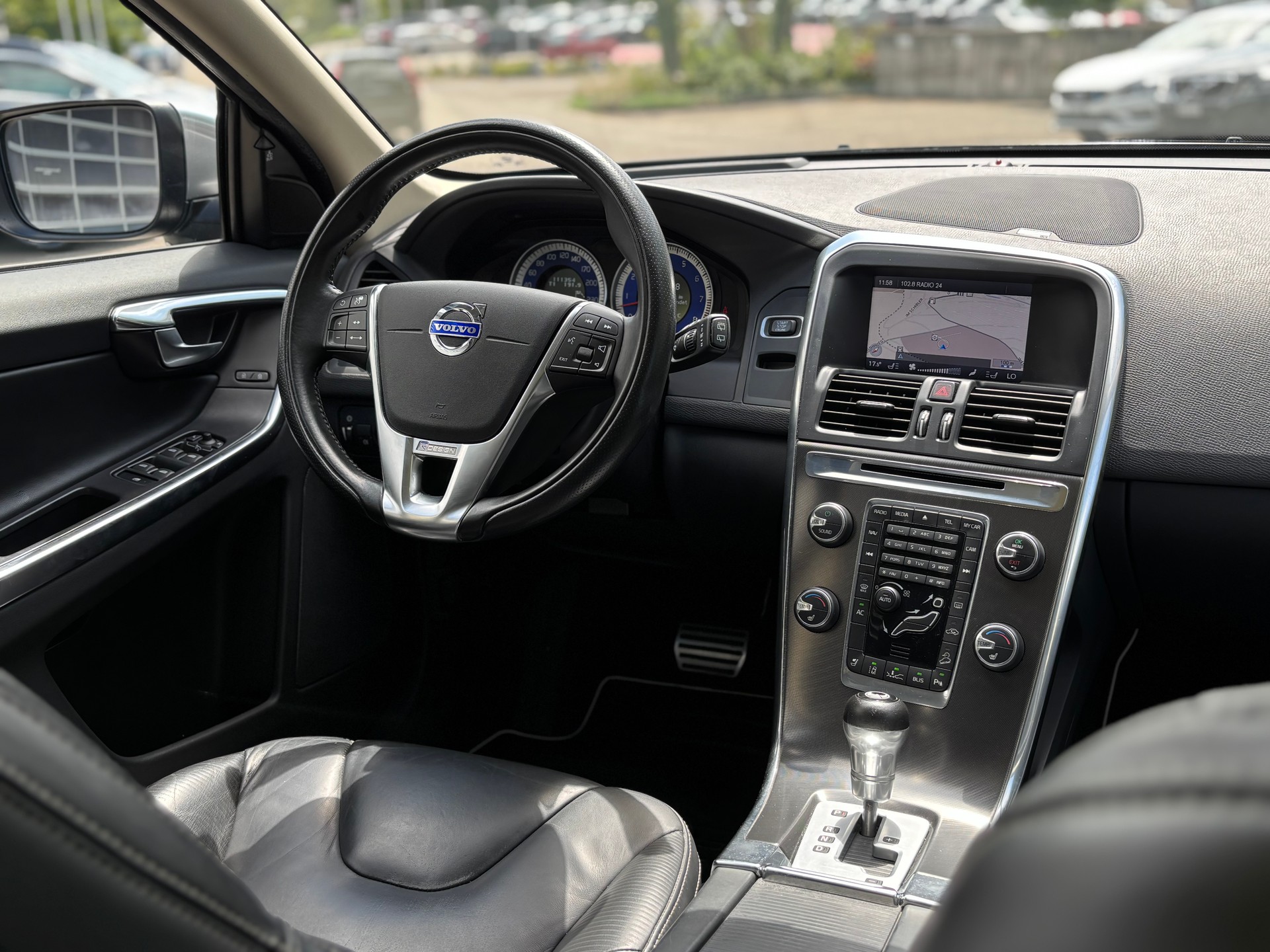 VOLVO XC60 3.0 T6 R-Design AWD-image-13