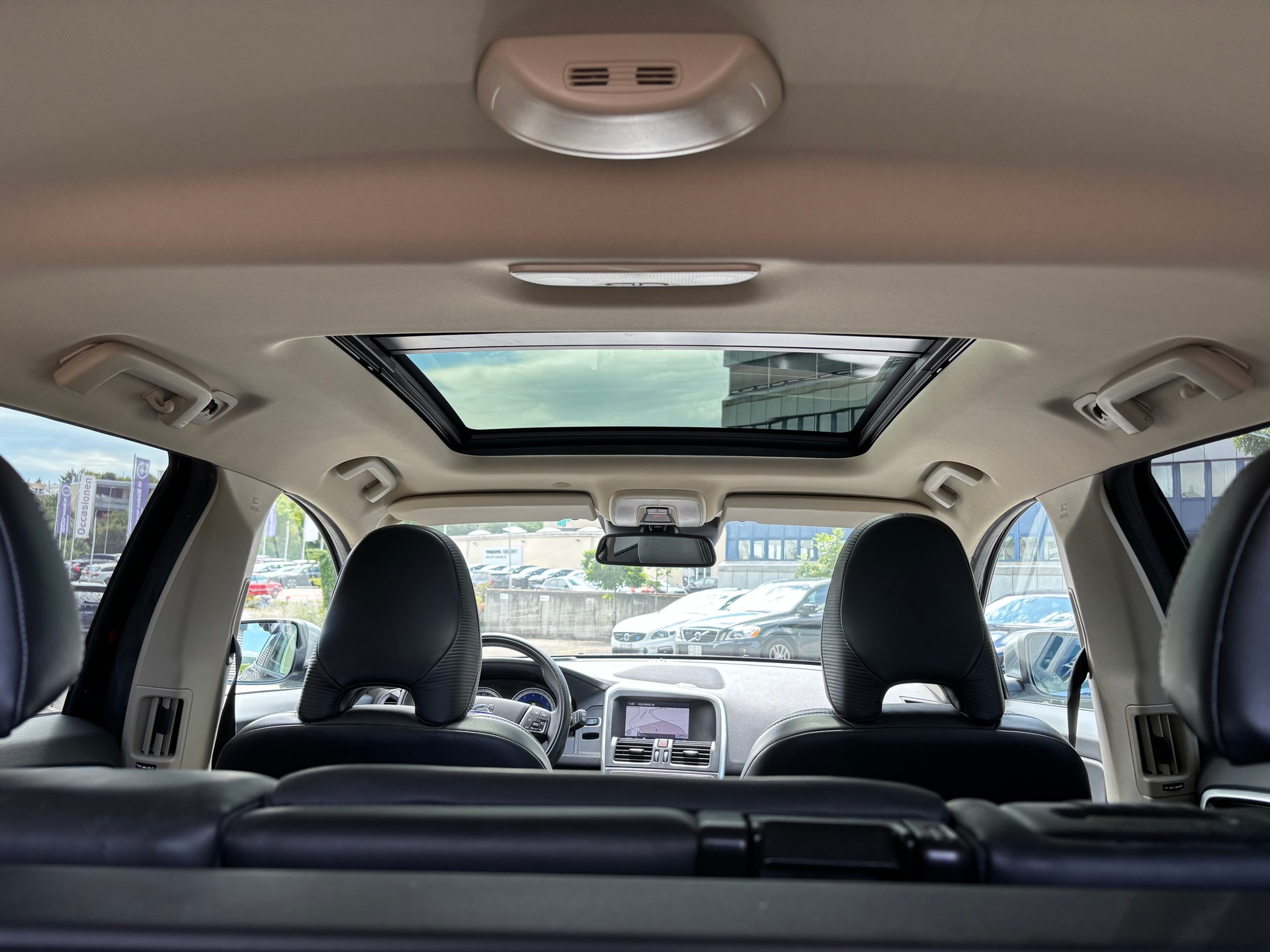 VOLVO XC60 3.0 T6 R-Design AWD-image-10