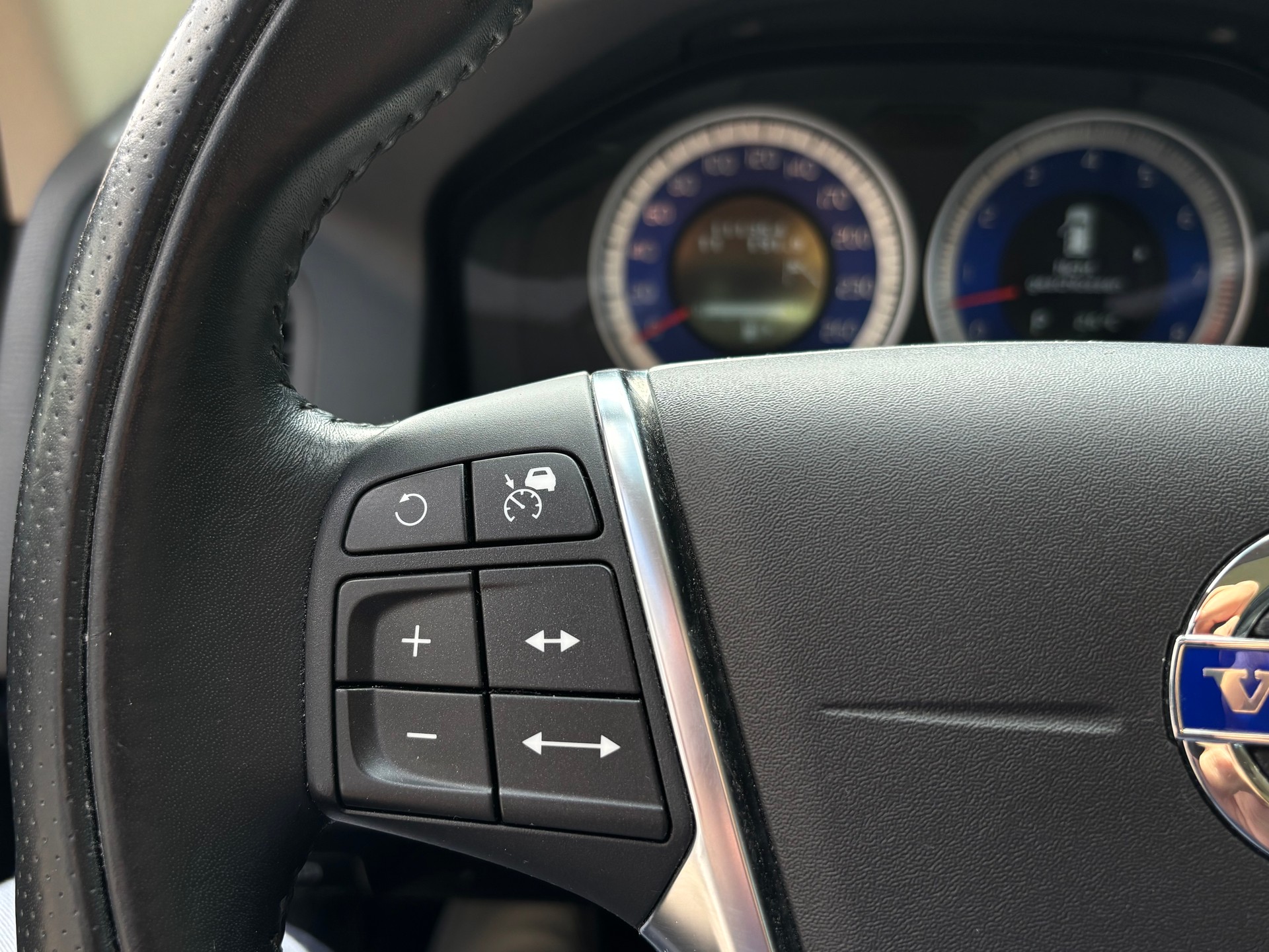 VOLVO XC60 3.0 T6 R-Design AWD-image-18