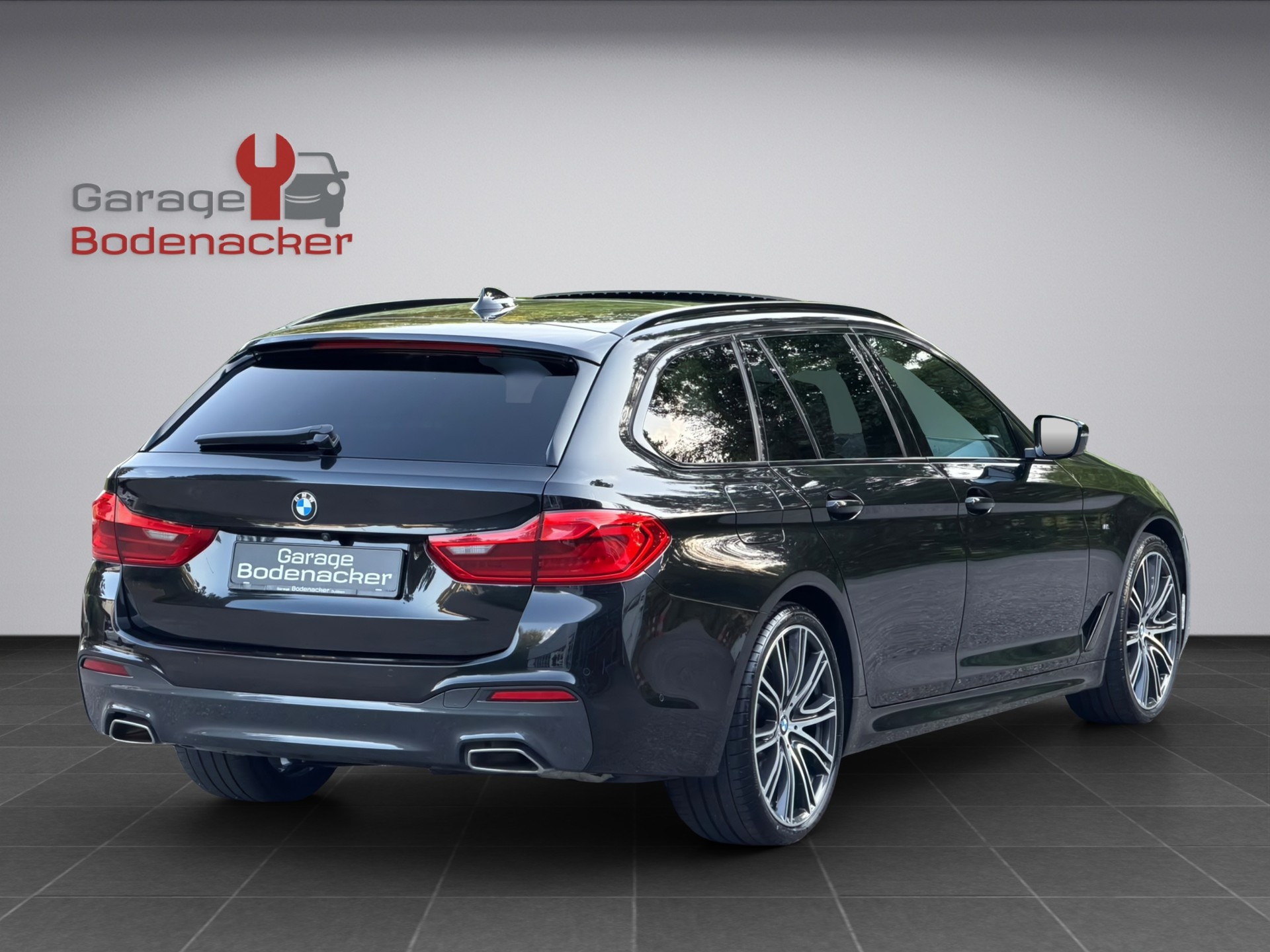 BMW 540i xDrive Touring Steptronic M Paket-showroom-element-3