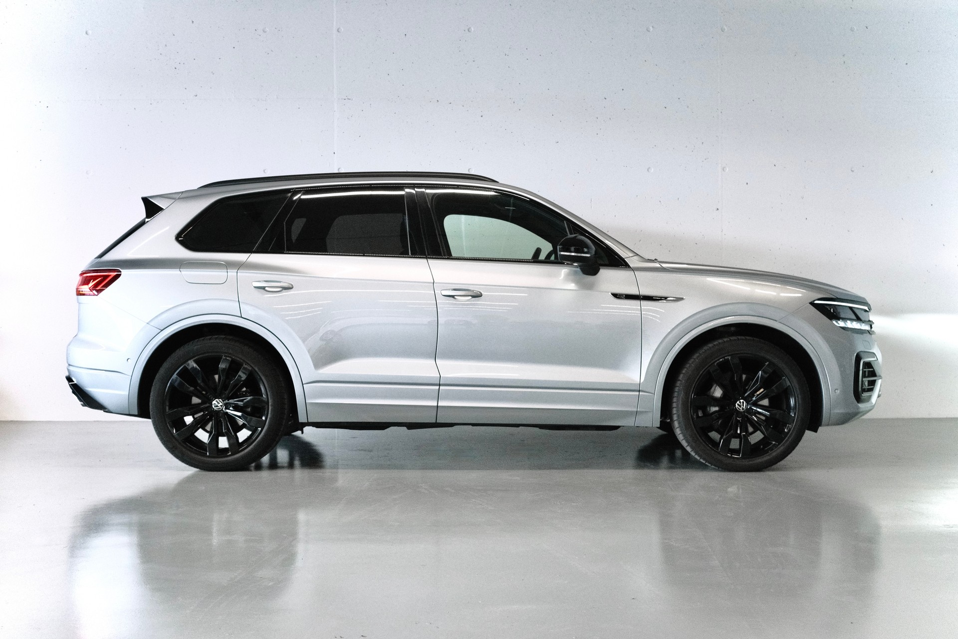 VW Touareg 3.0 TDI R-LINE | CH-FZG | INFRAROT-KAMERA | AHK | STANDHEIZUNG | MASSAGESITZE-showroom-element-3
