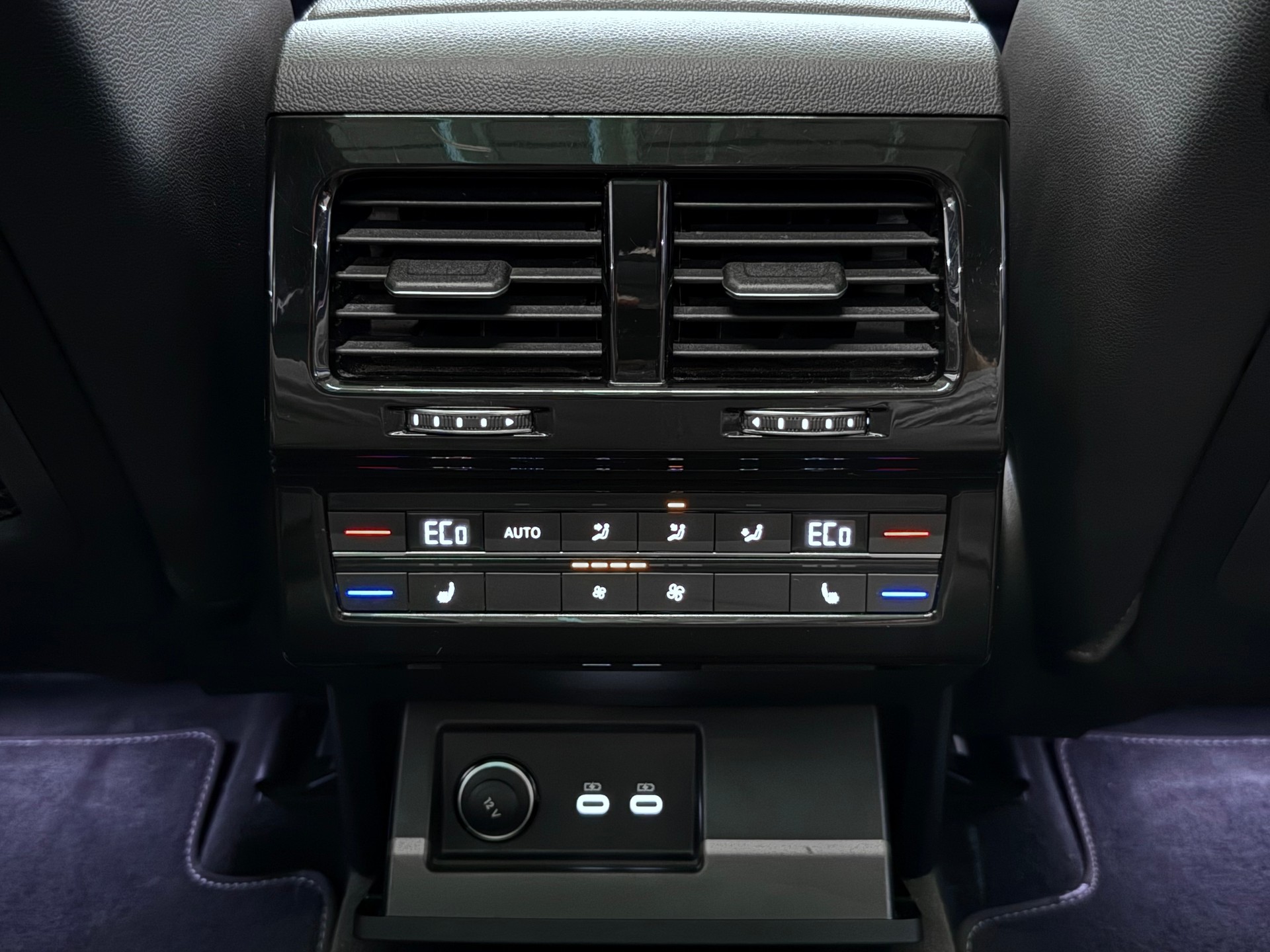 VW Touareg 3.0 TDI R-LINE | CH-FZG | INFRAROT-KAMERA | AHK | STANDHEIZUNG | MASSAGESITZE-image-17