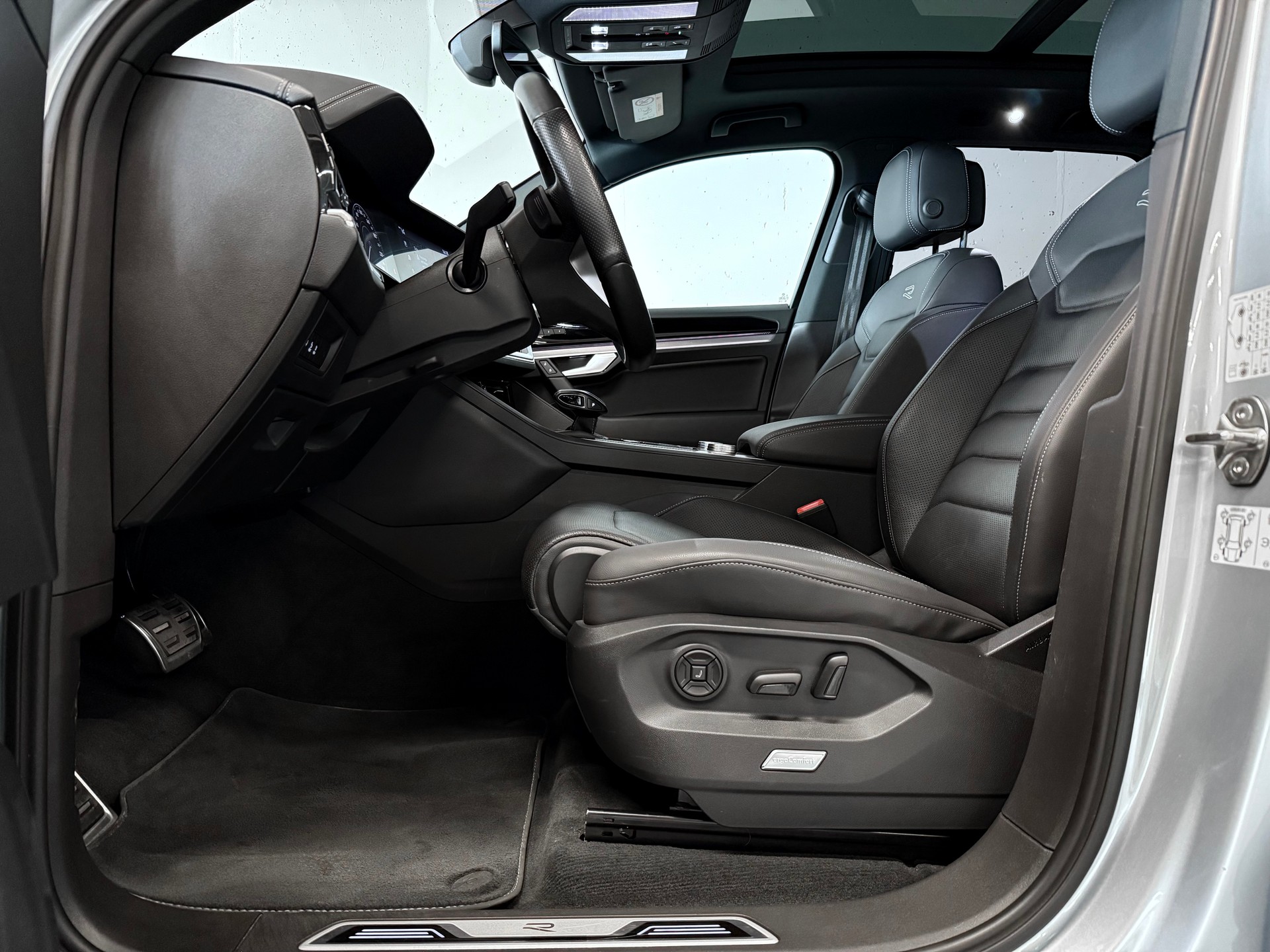 VW Touareg 3.0 TDI R-LINE | CH-FZG | INFRAROT-KAMERA | AHK | STANDHEIZUNG | MASSAGESITZE-image-6