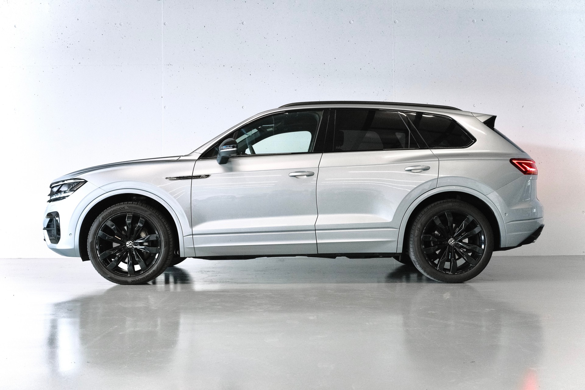 VW Touareg 3.0 TDI R-LINE | CH-FZG | INFRAROT-KAMERA | AHK | STANDHEIZUNG | MASSAGESITZE-showroom-element-1