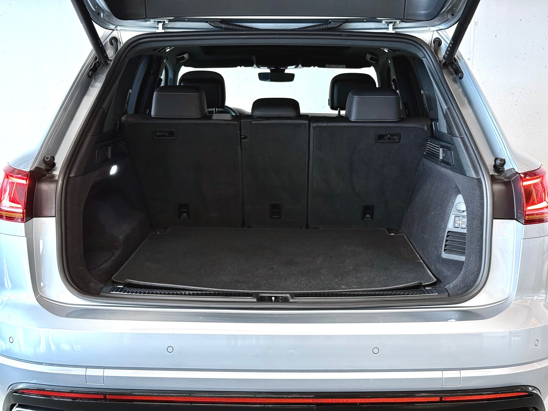 VW Touareg 3.0 TDI R-LINE | CH-FZG | INFRAROT-KAMERA | AHK | STANDHEIZUNG | MASSAGESITZE-image-18