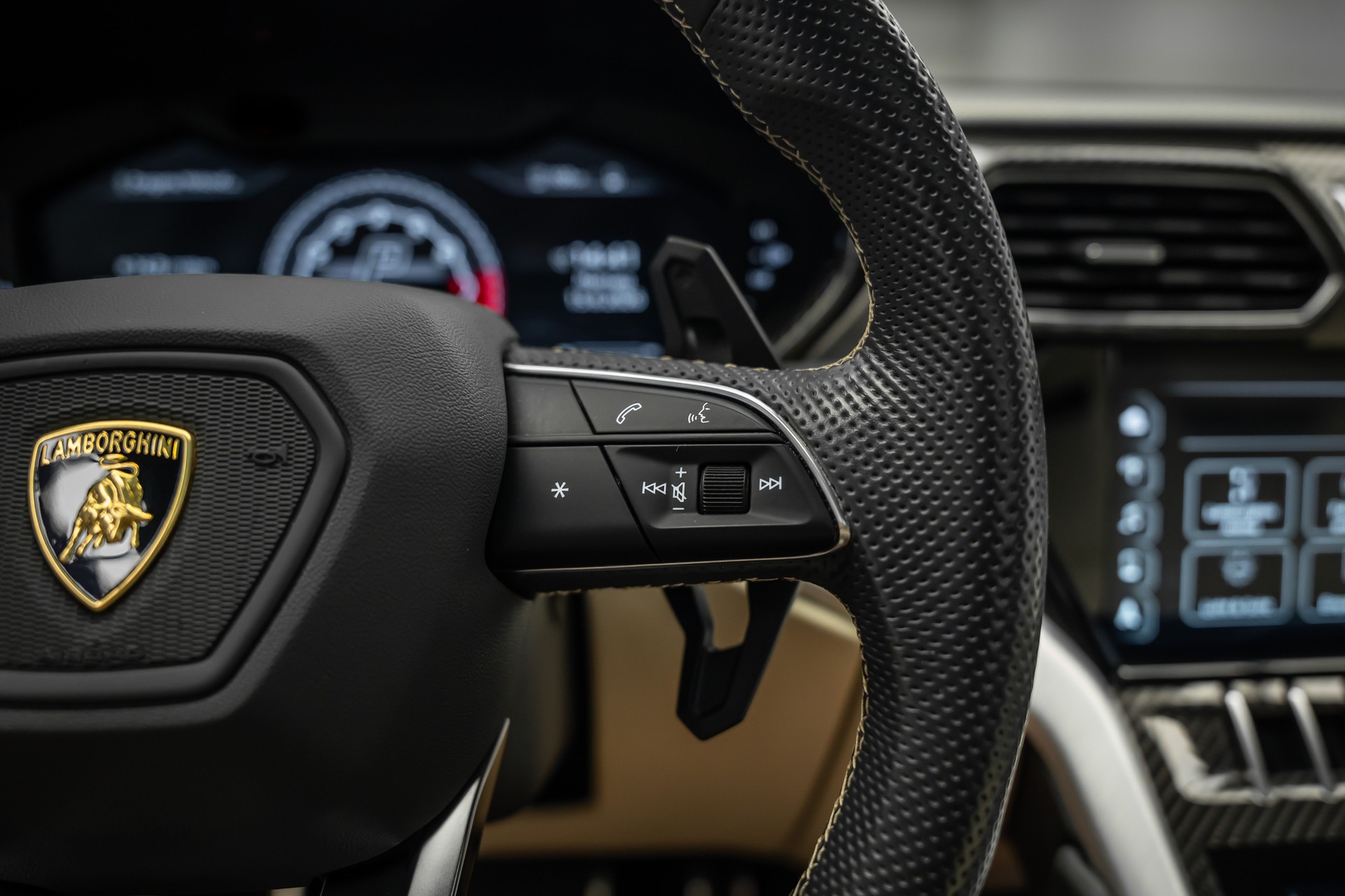 LAMBORGHINI URUS * FULL CARBON INNEN & AUSSEN * 23 ZOLL SCHMIEDERÄDER * LEASING AB 925 *-image-29