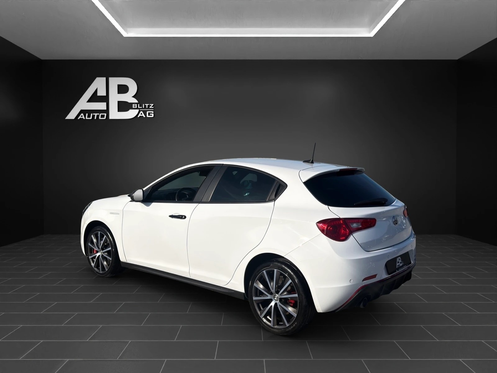 ALFA ROMEO Giulietta 2.0 JTDM Veloce TCT Carbon Edition mit 170 PS-showroom-element-2