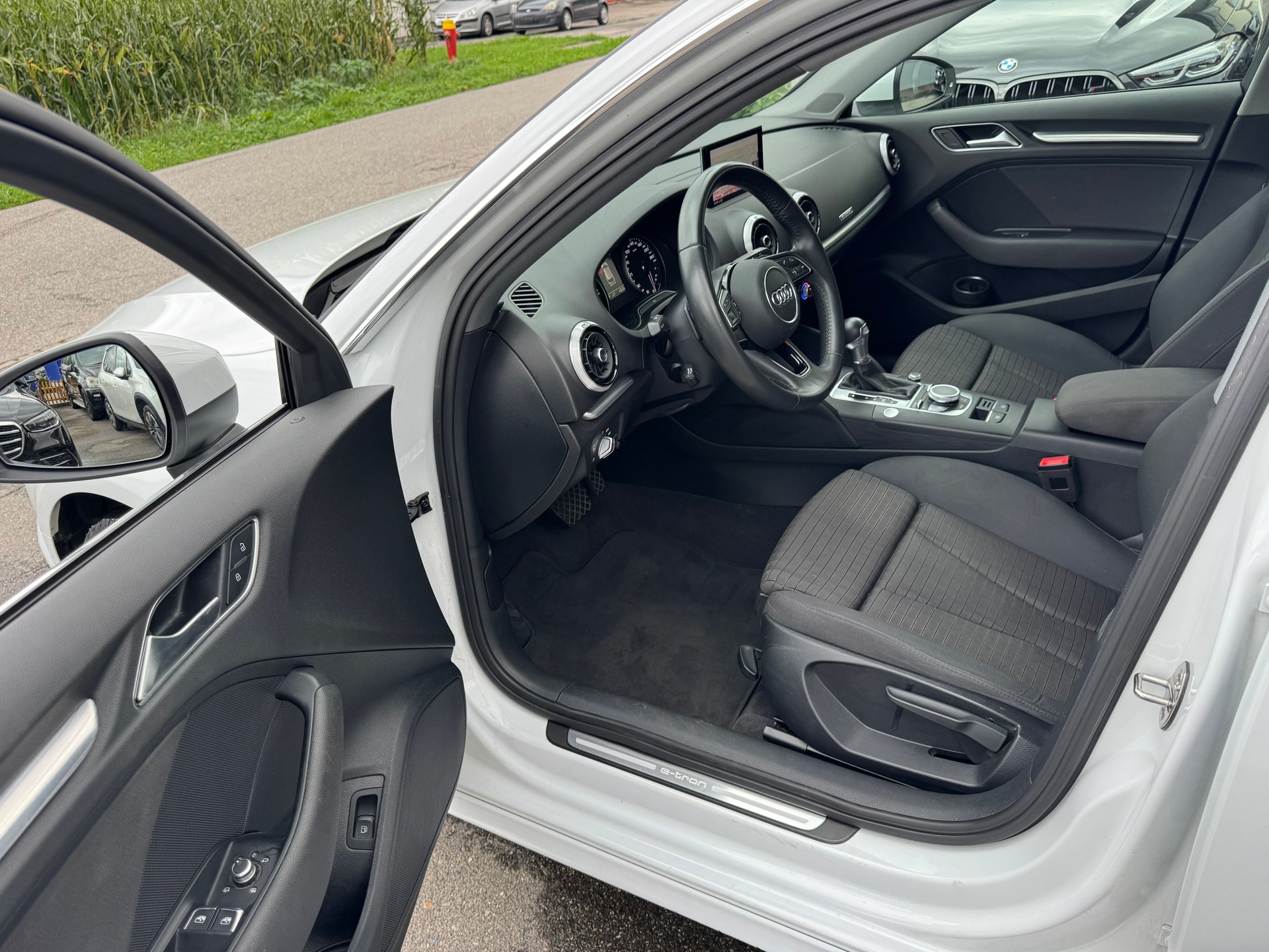 AUDI A3 Sportback 1.4 e-tron Sport S-tronic-image-13