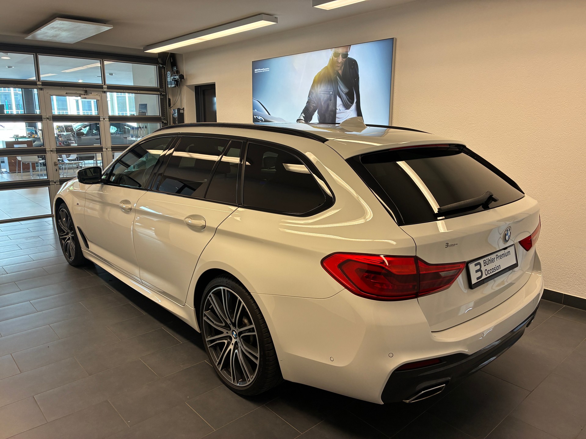 BMW 540d xDrive Touring-showroom-element-3