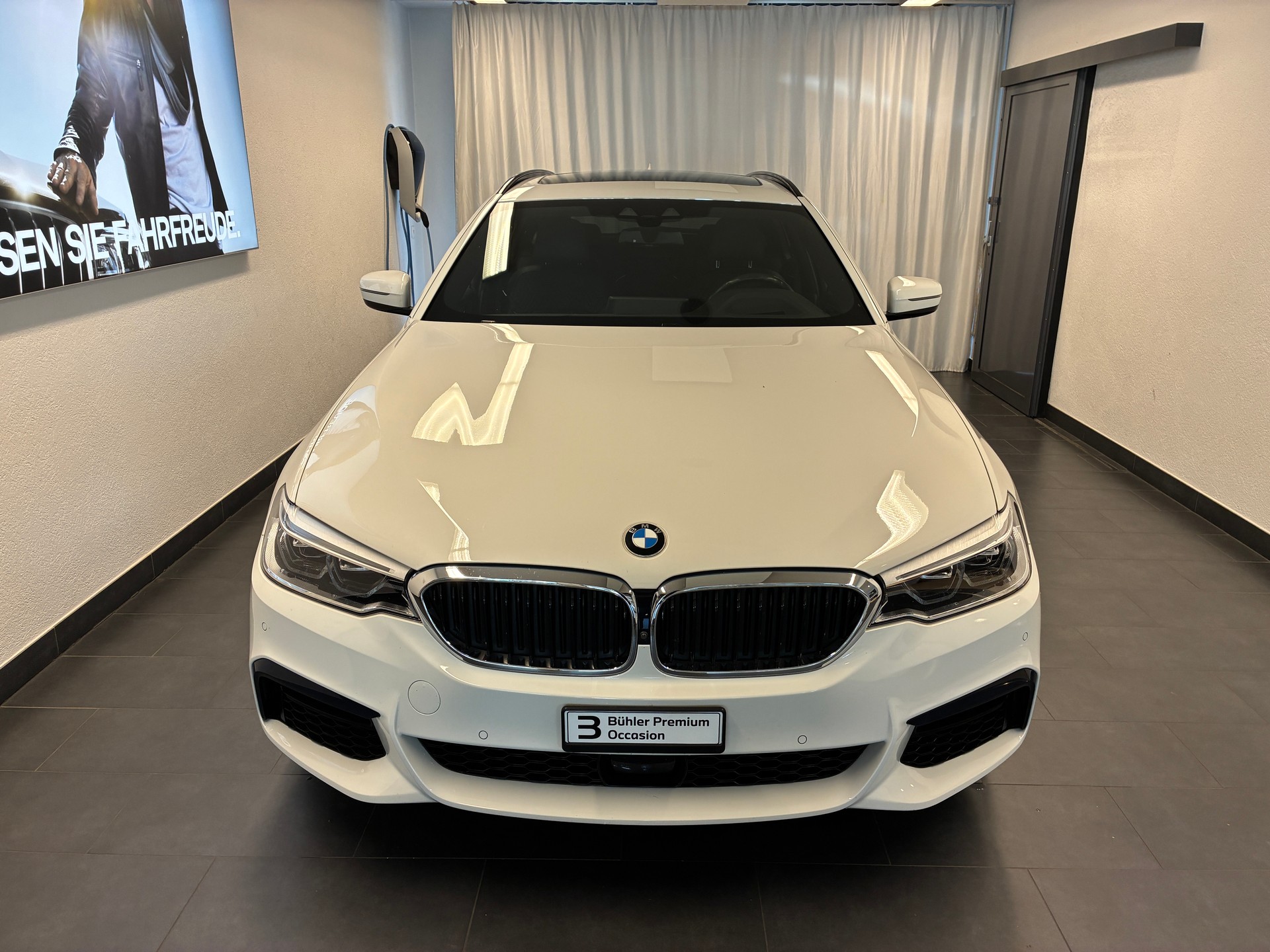 BMW 540d xDrive Touring-showroom-element-1