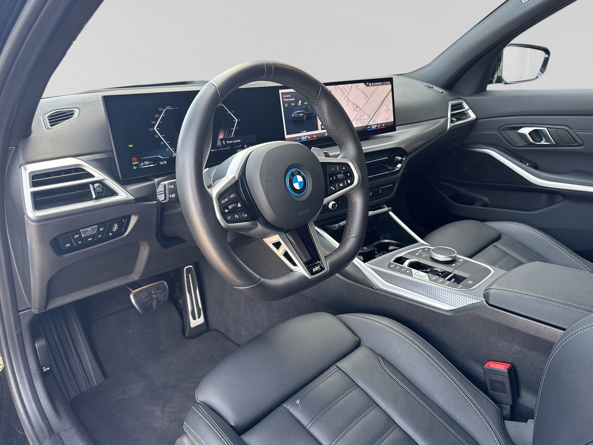 BMW 330e x DriveTouring Steptronic M Sport-showroom-element-3