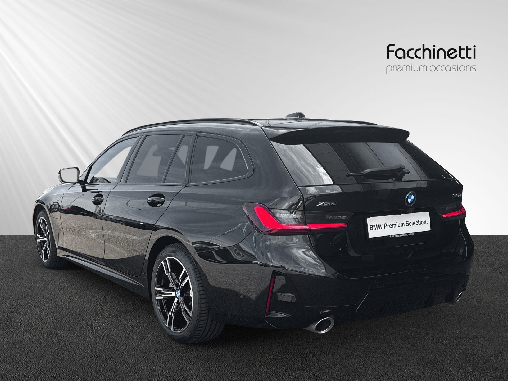 BMW 330e x DriveTouring Steptronic M Sport-showroom-element-2