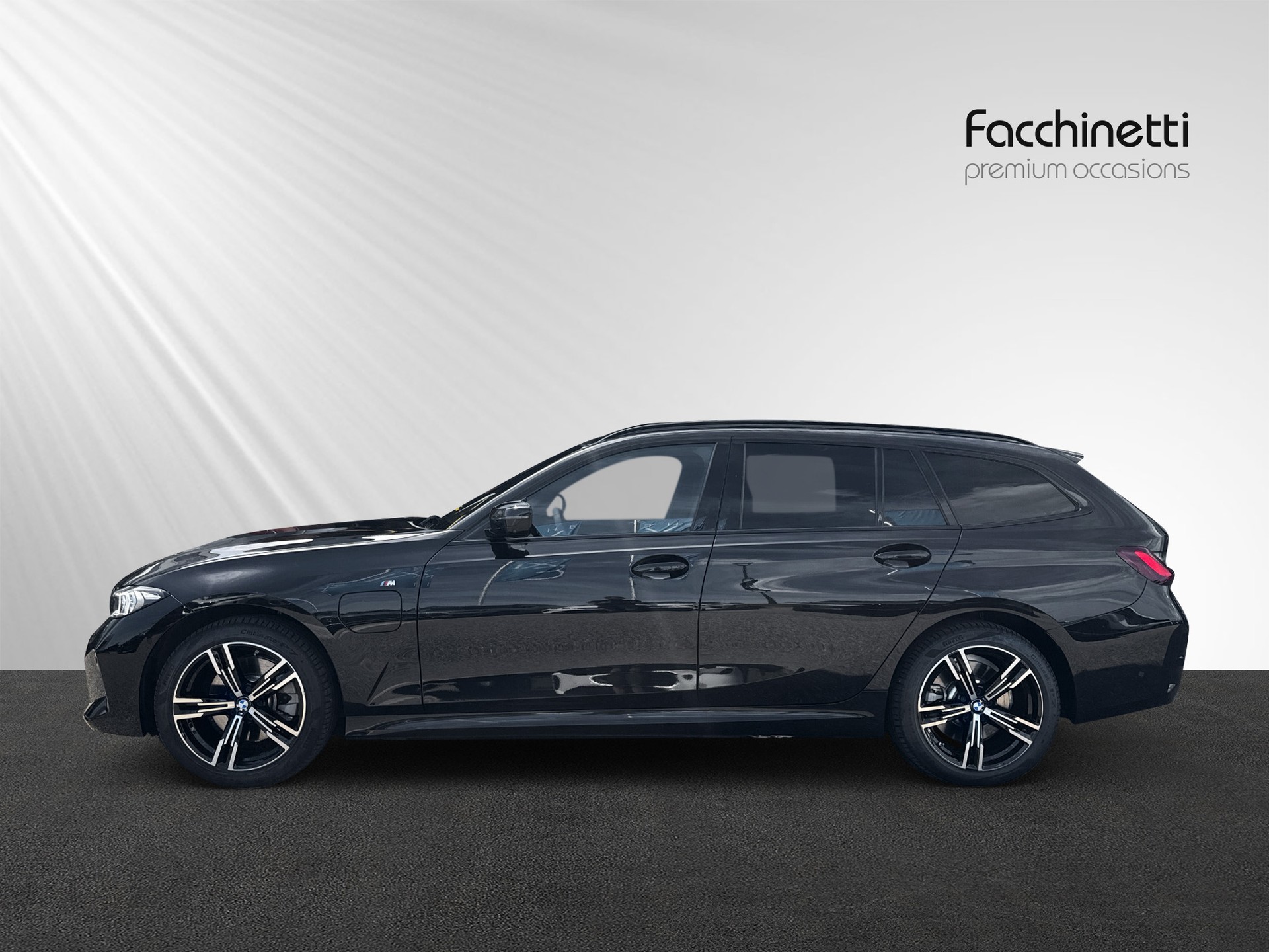 BMW 330e x DriveTouring Steptronic M Sport-showroom-element-1