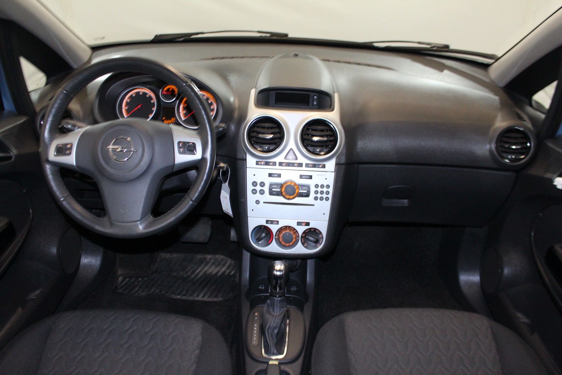 OPEL Corsa 1.4i 16V TP Color Ed.-image-12