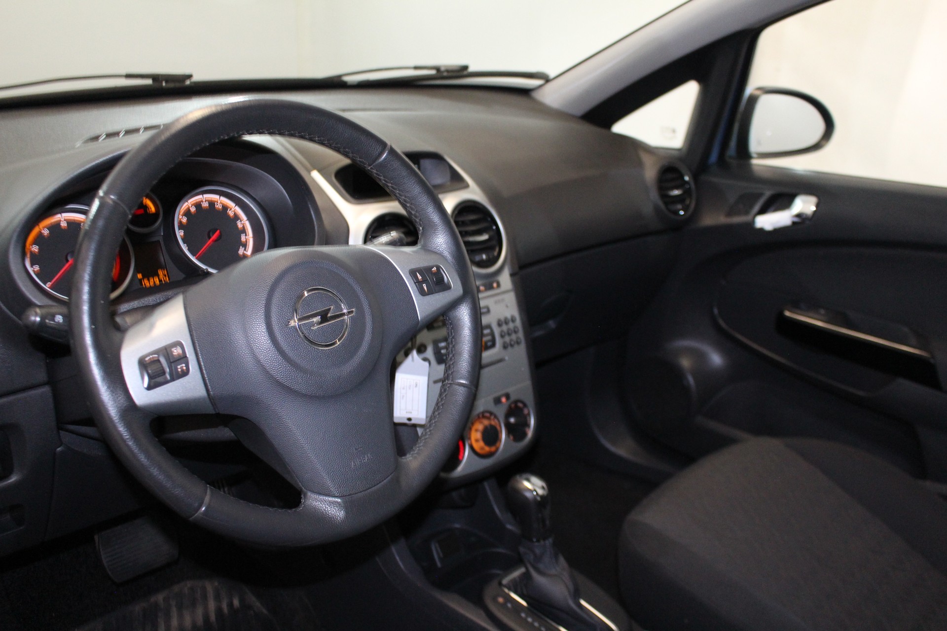 OPEL Corsa 1.4i 16V TP Color Ed.-image-11