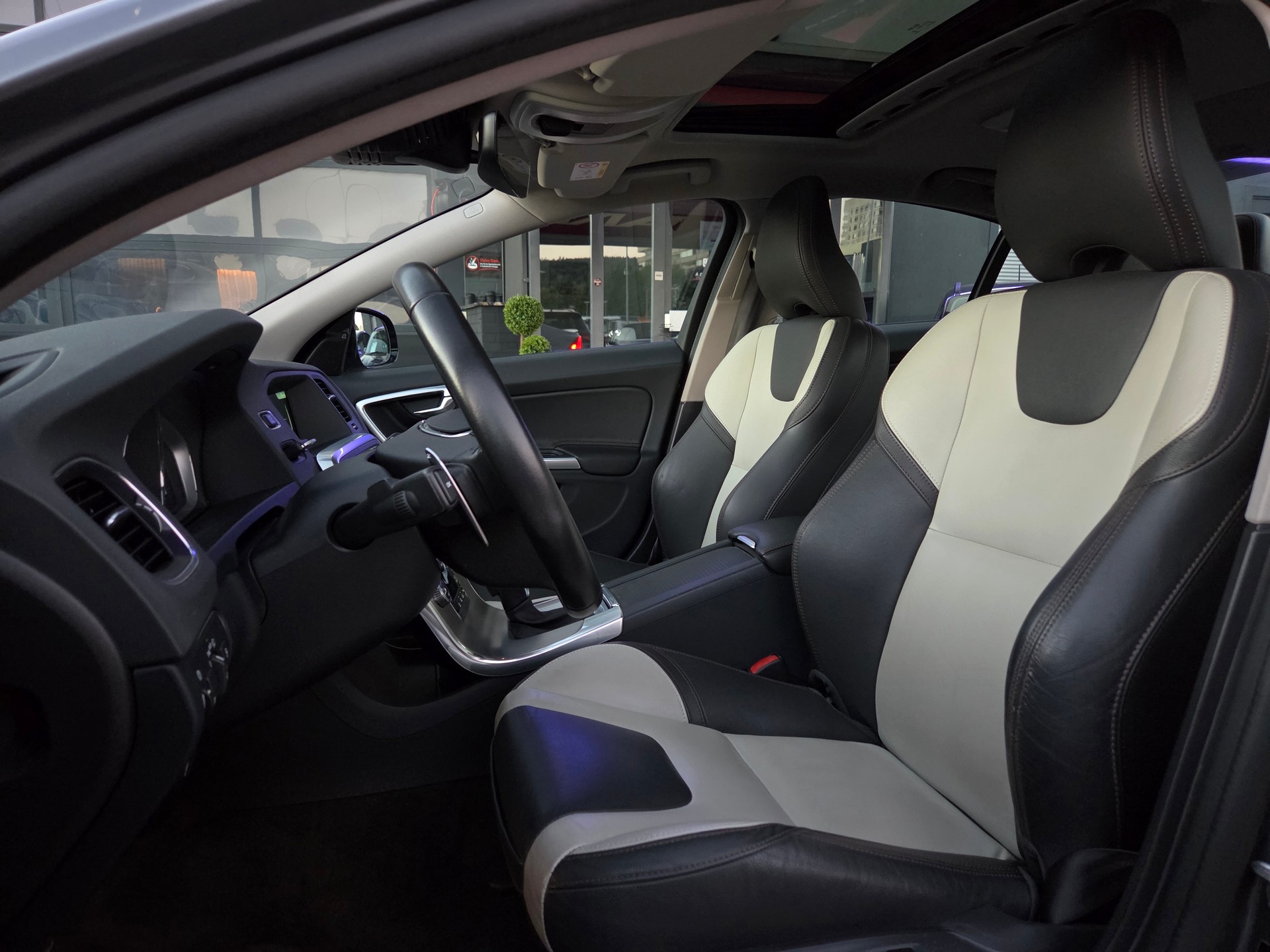 VOLVO S60 Cross Country T5 AWD Summum Geartronic-image-15