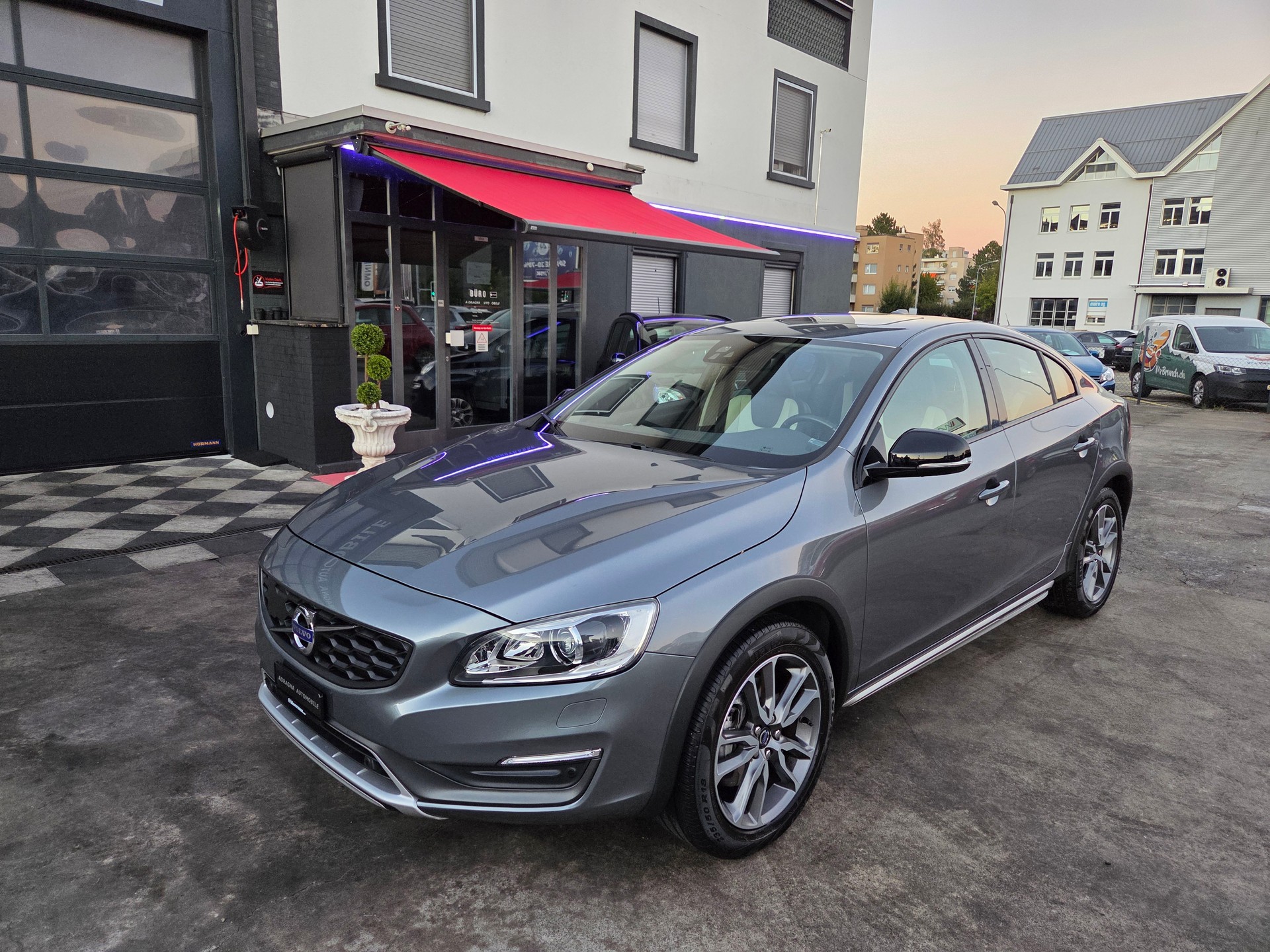 VOLVO S60 Cross Country T5 AWD Summum Geartronic-showroom-element-2