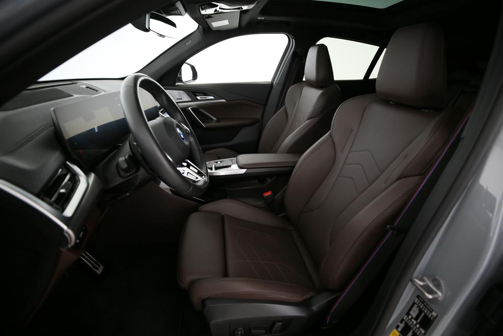 BMW iX2 30 xDrive - FAHRSCHULWAGEN - VOITURE D'AUTO-ECOLE - AUTO DELLA SCUOLA GUIDA-image-5