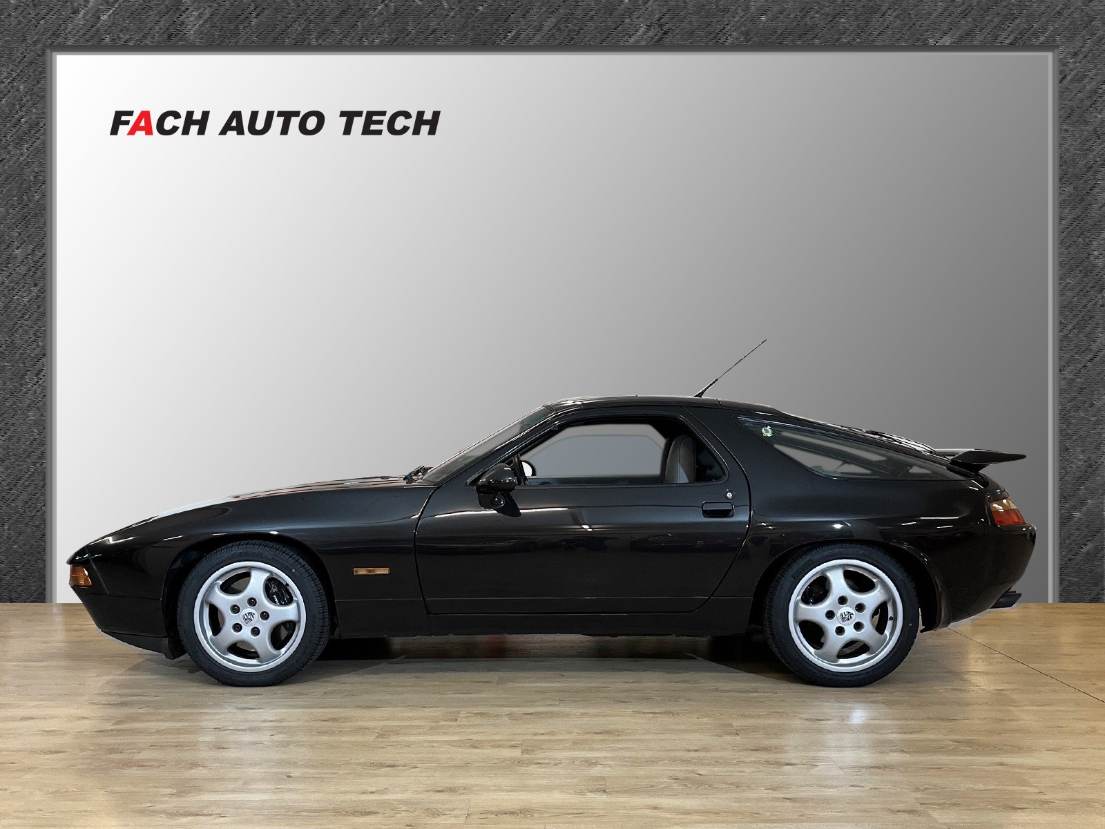 PORSCHE 928 GTS-showroom-element-2