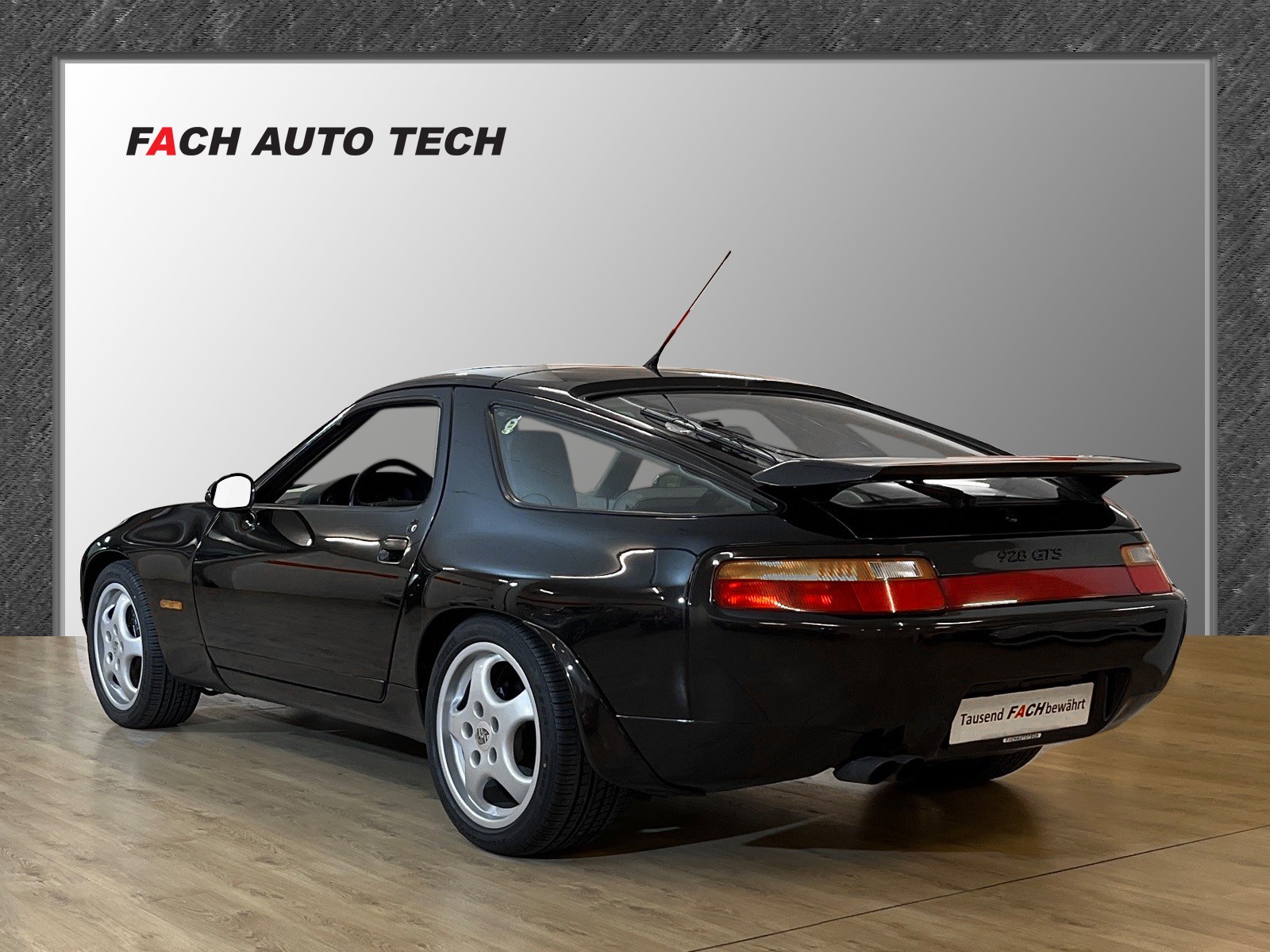 PORSCHE 928 GTS-showroom-element-3