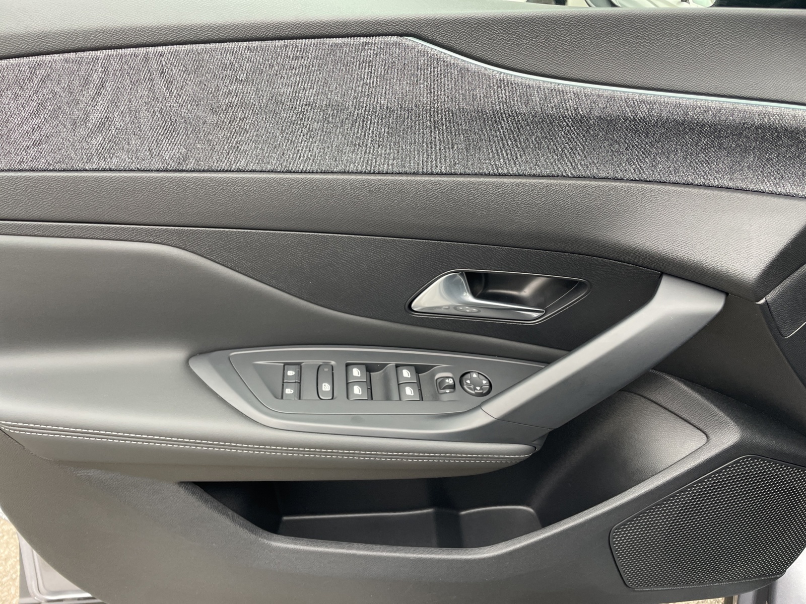 PEUGEOT 408 1.2 PureTech Allure Pack EAT8-image-8