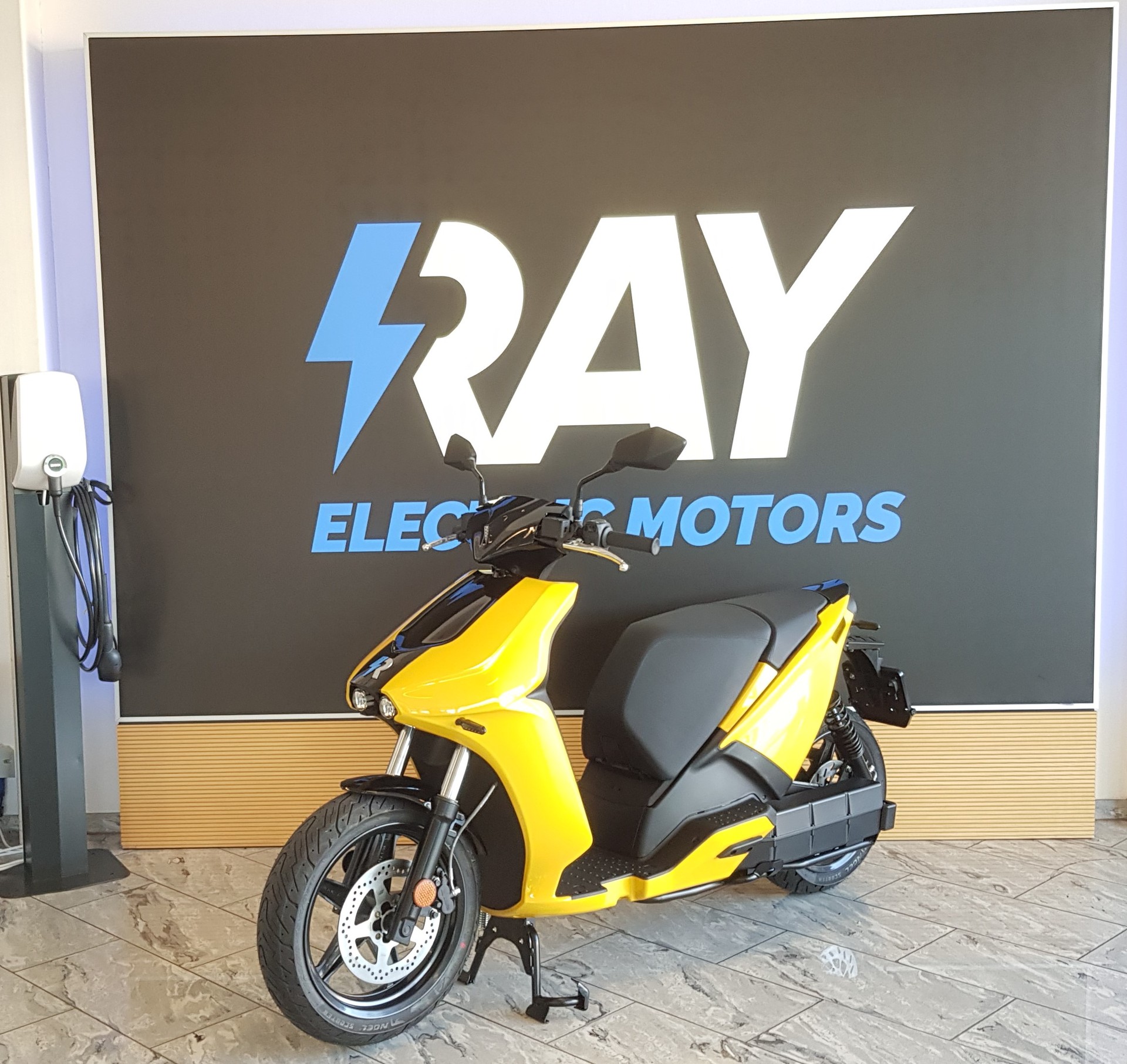 RAY Ray 7.7 1.8 KW Charger-image-1