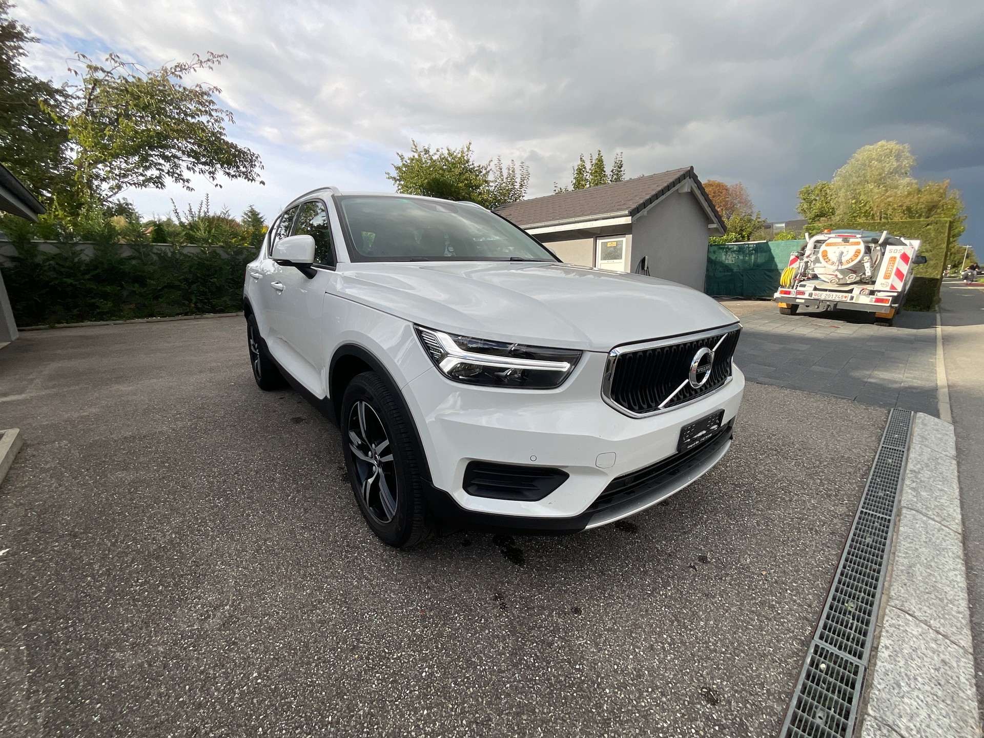 VOLVO XC40 T4 AWD Momentum Geartronic-image-1