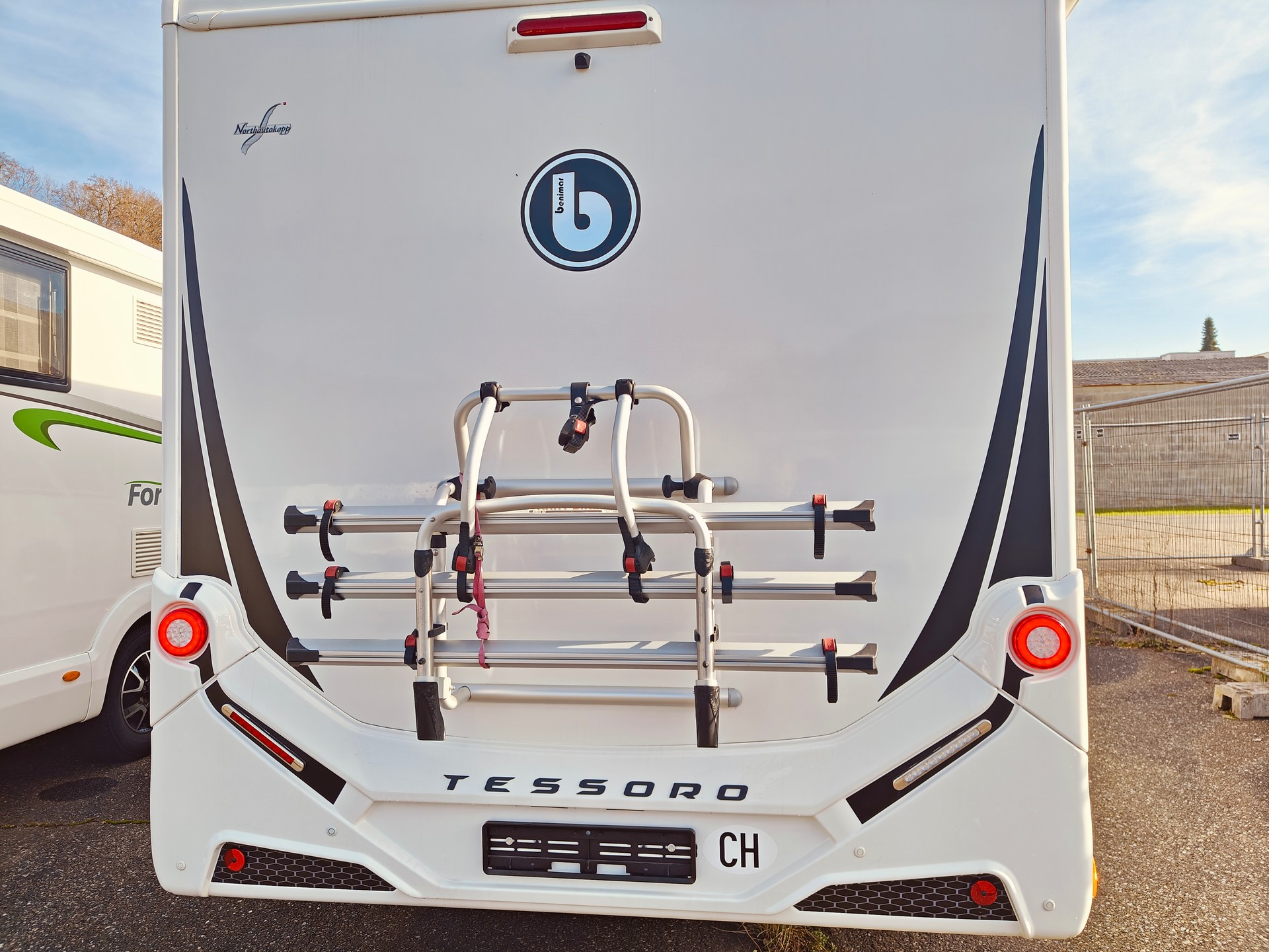 BENIMAR TESSORO 488 NORTHAUTOKAPP Automat -- Hubbett -- Solar -- Vorzelt -- Luftfederung-image-11