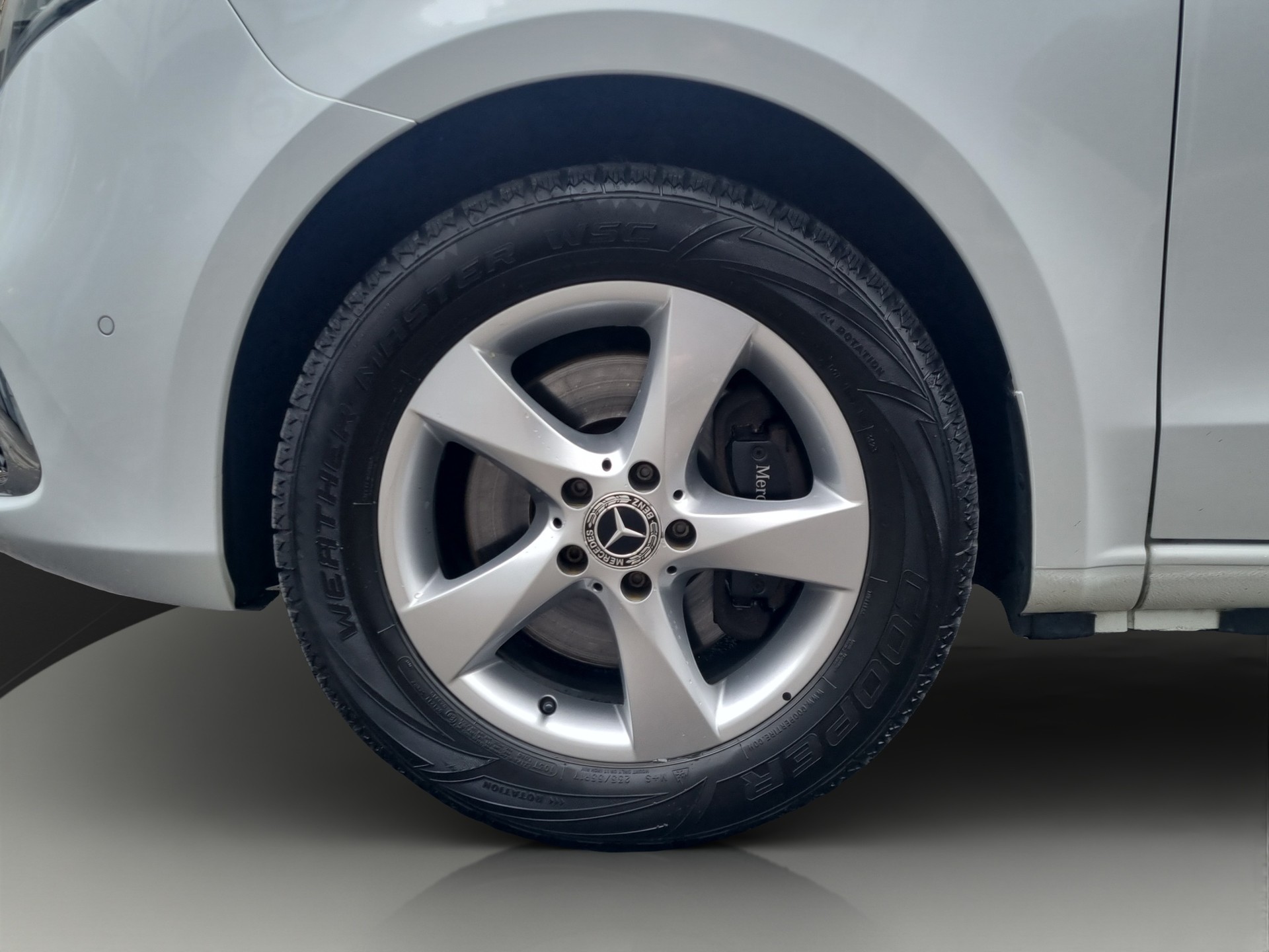 MERCEDES-BENZ V 300 d Swiss Ed. lang 4matic Van-image-14