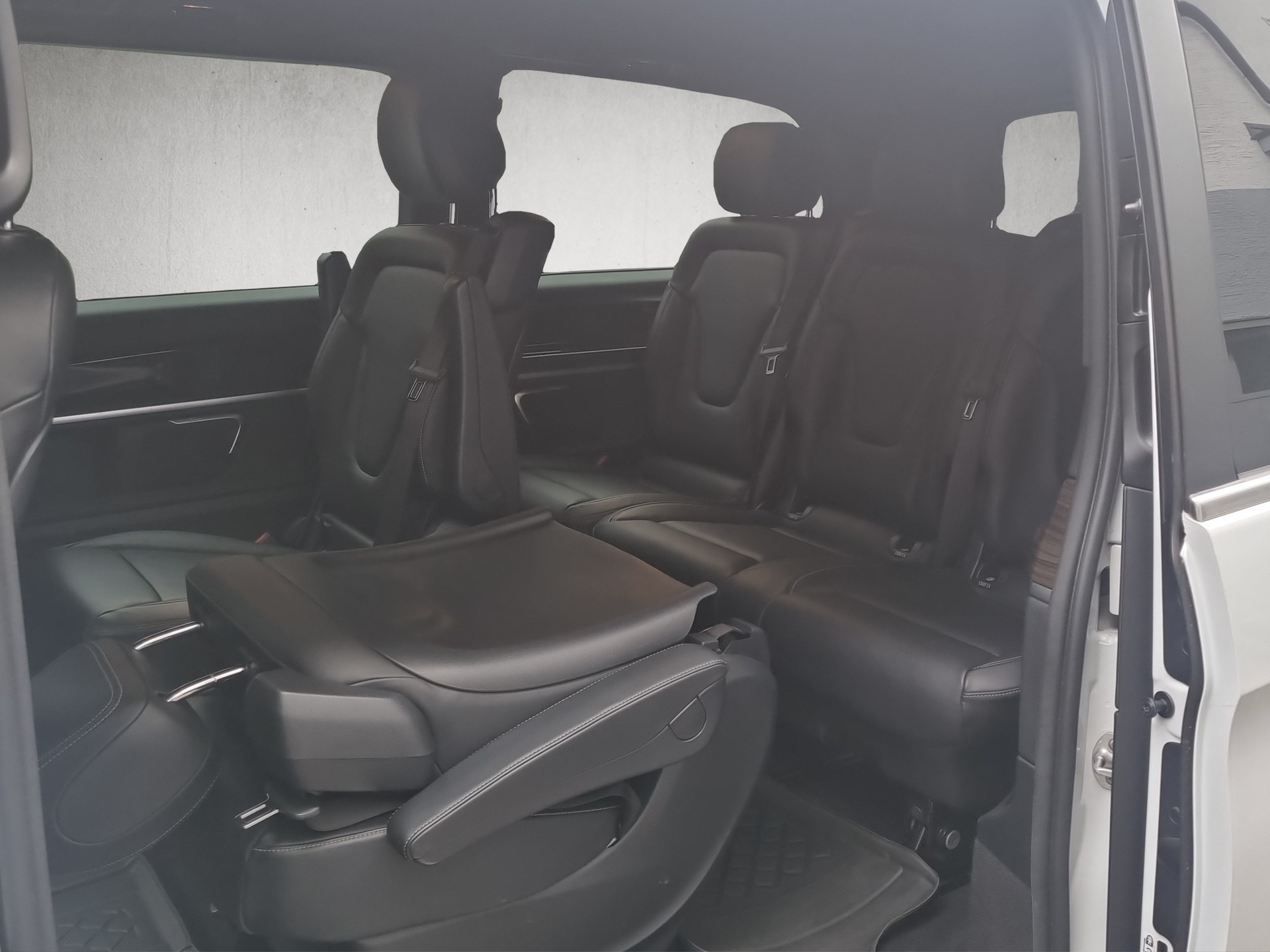 MERCEDES-BENZ V 300 d Swiss Ed. lang 4matic Van-image-10