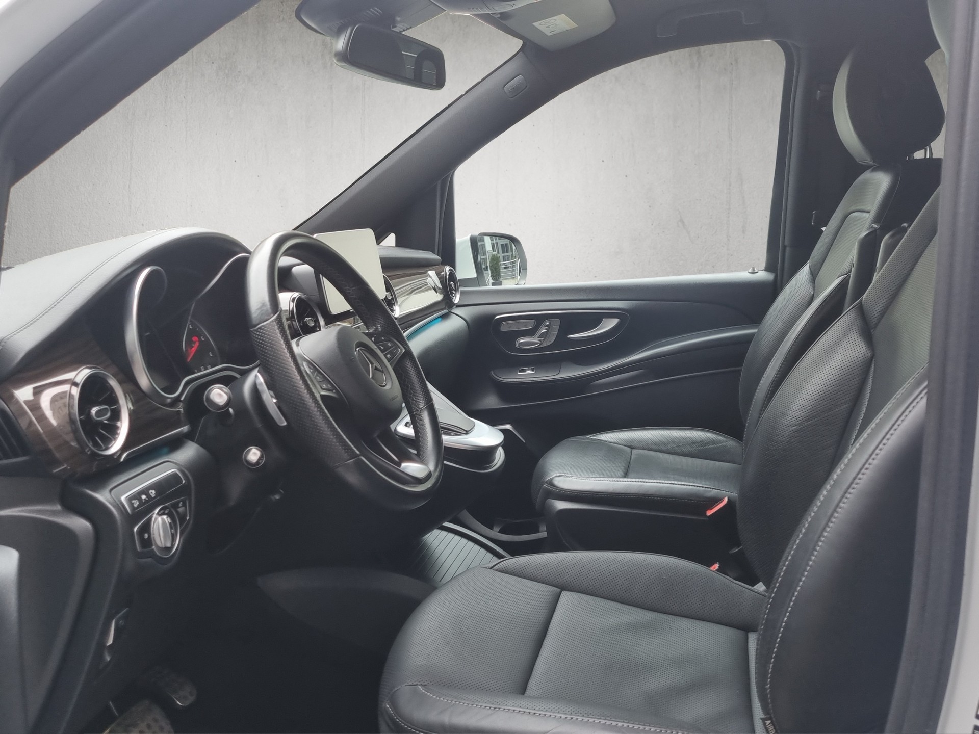 MERCEDES-BENZ V 300 d Swiss Ed. lang 4matic Van-image-8