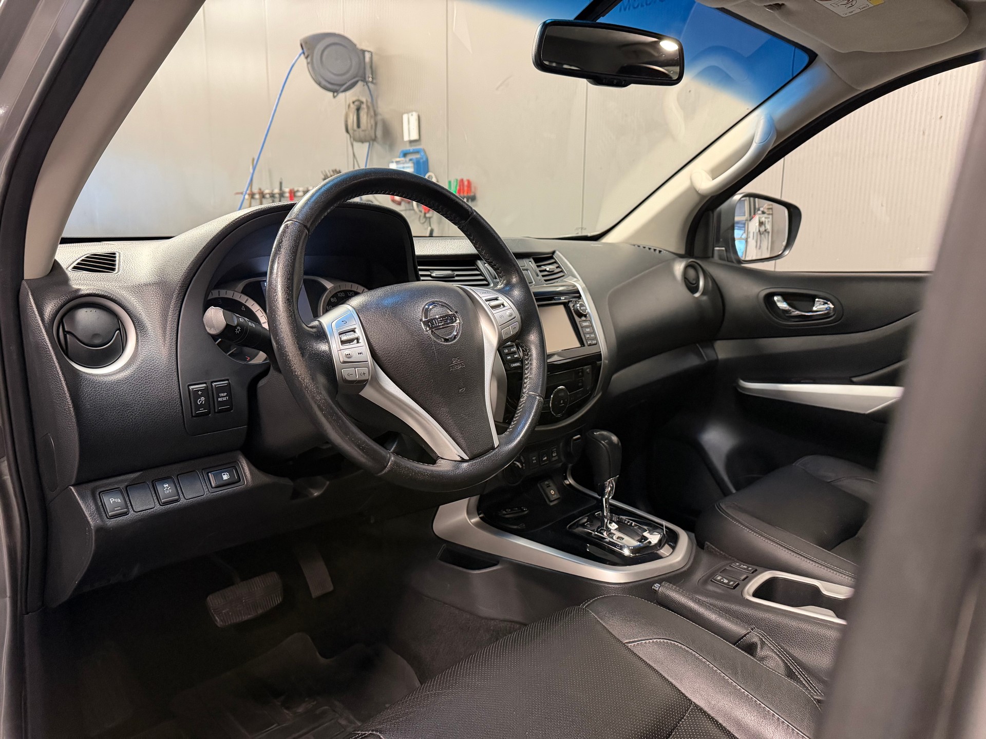 NISSAN Navara Double Cab Tekna 2.3 dCi 4WD Automatic-image-9