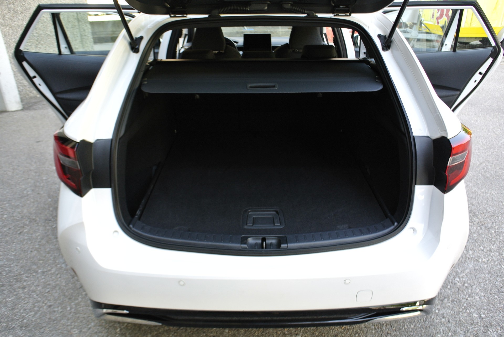 TOYOTA Corolla Touring Sports 1.8 HSD Comfort e-CVT-image-16