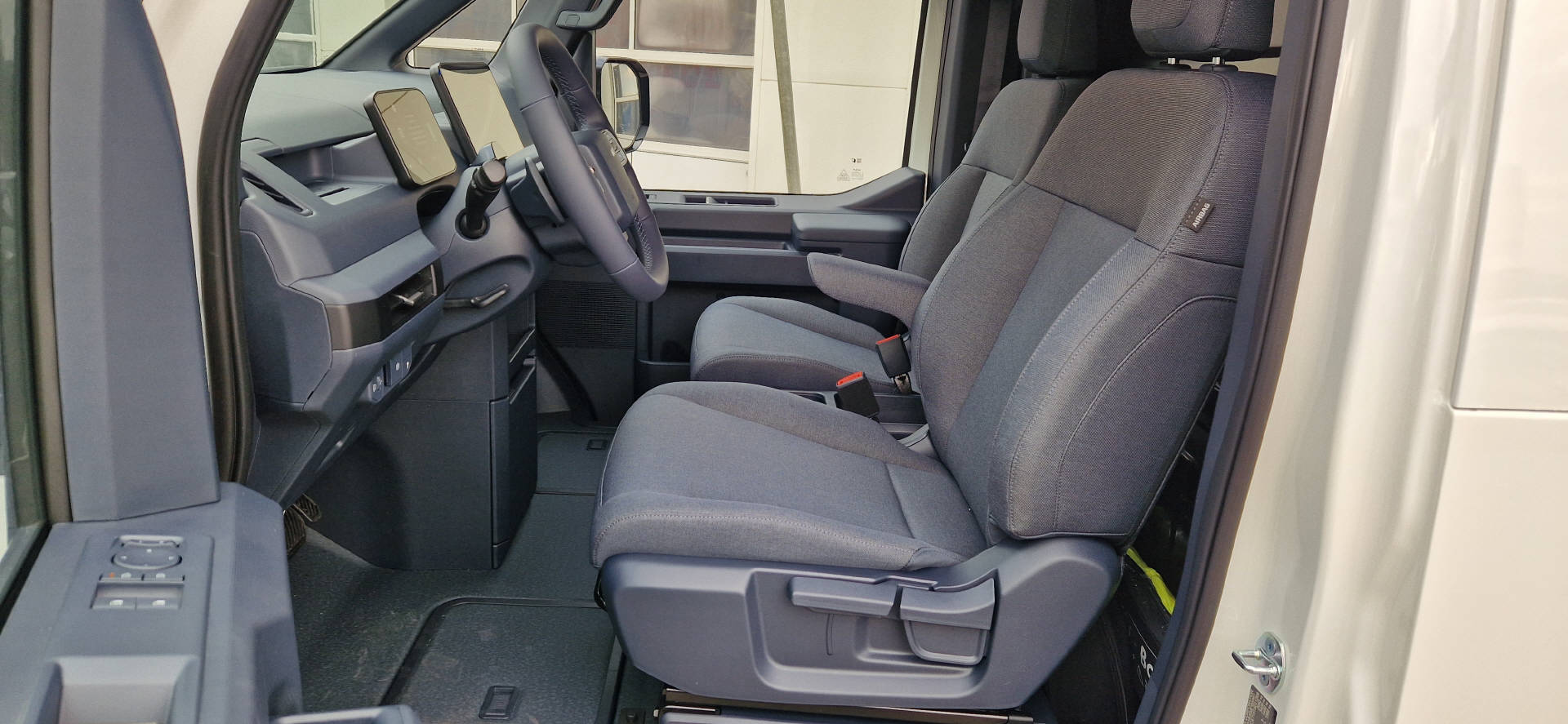 KIA PV5 Cargo 71.2 kWh Plus L2H1 3Door-image-3
