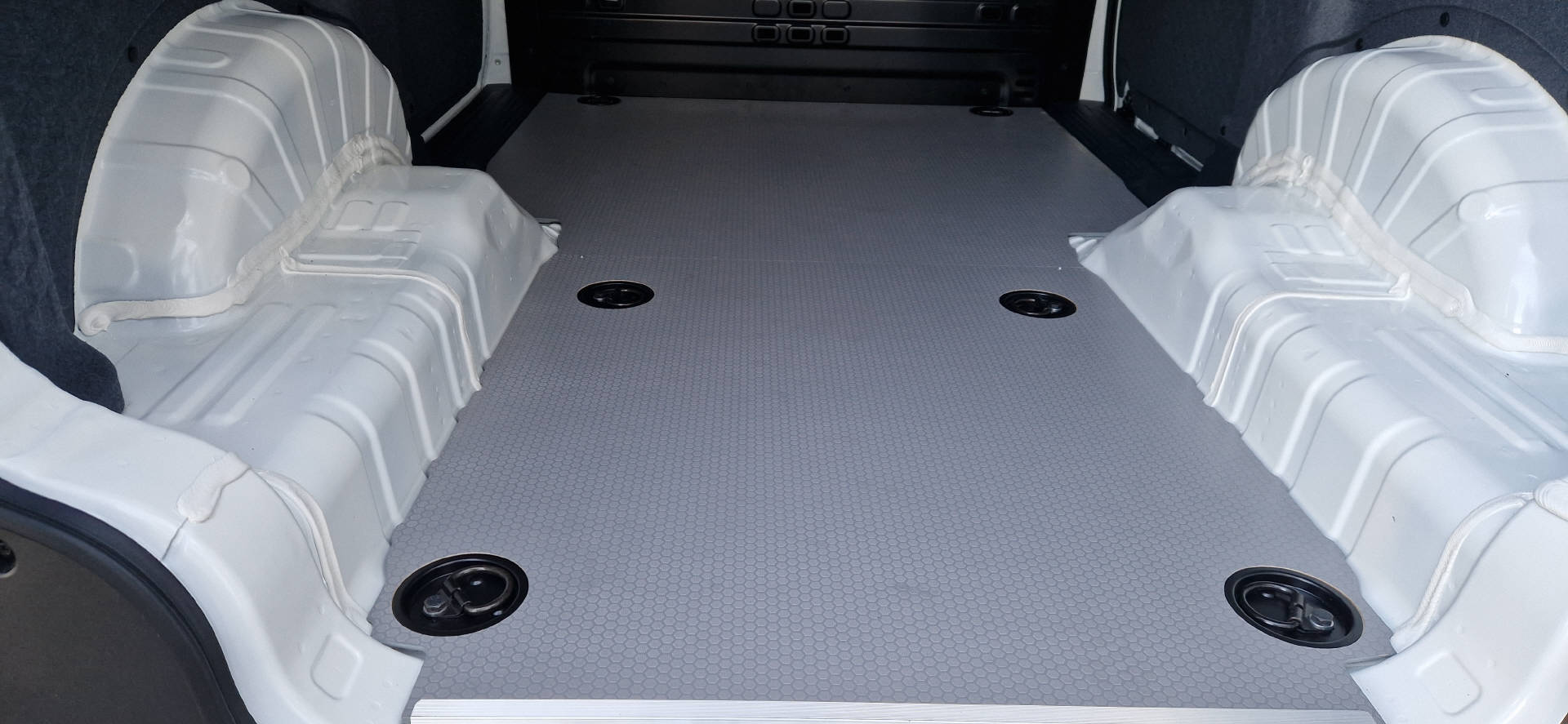 KIA PV5 Cargo 71.2 kWh Plus L2H1 3Door-image-14
