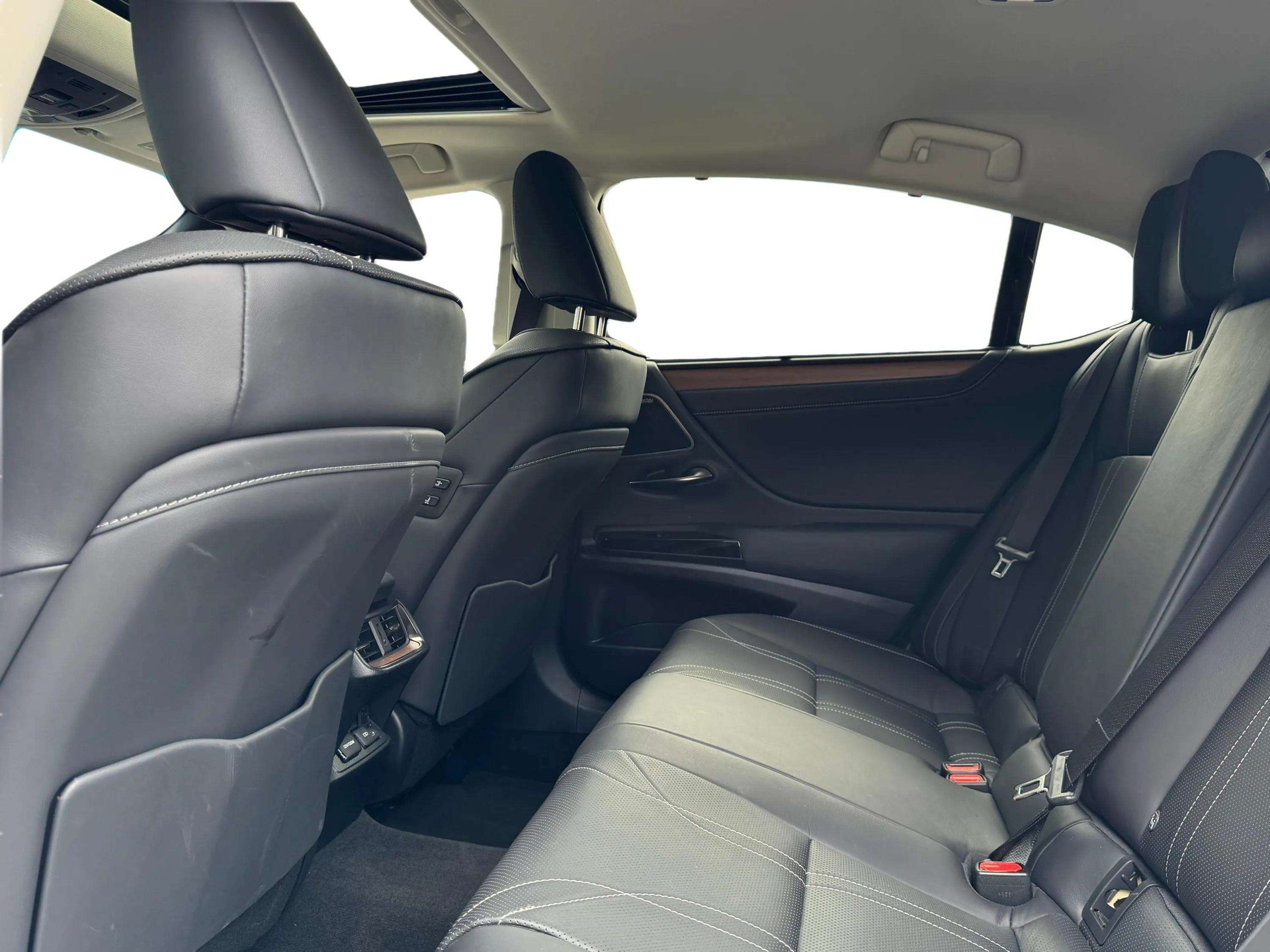 LEXUS ES 300h Excellence-image-22