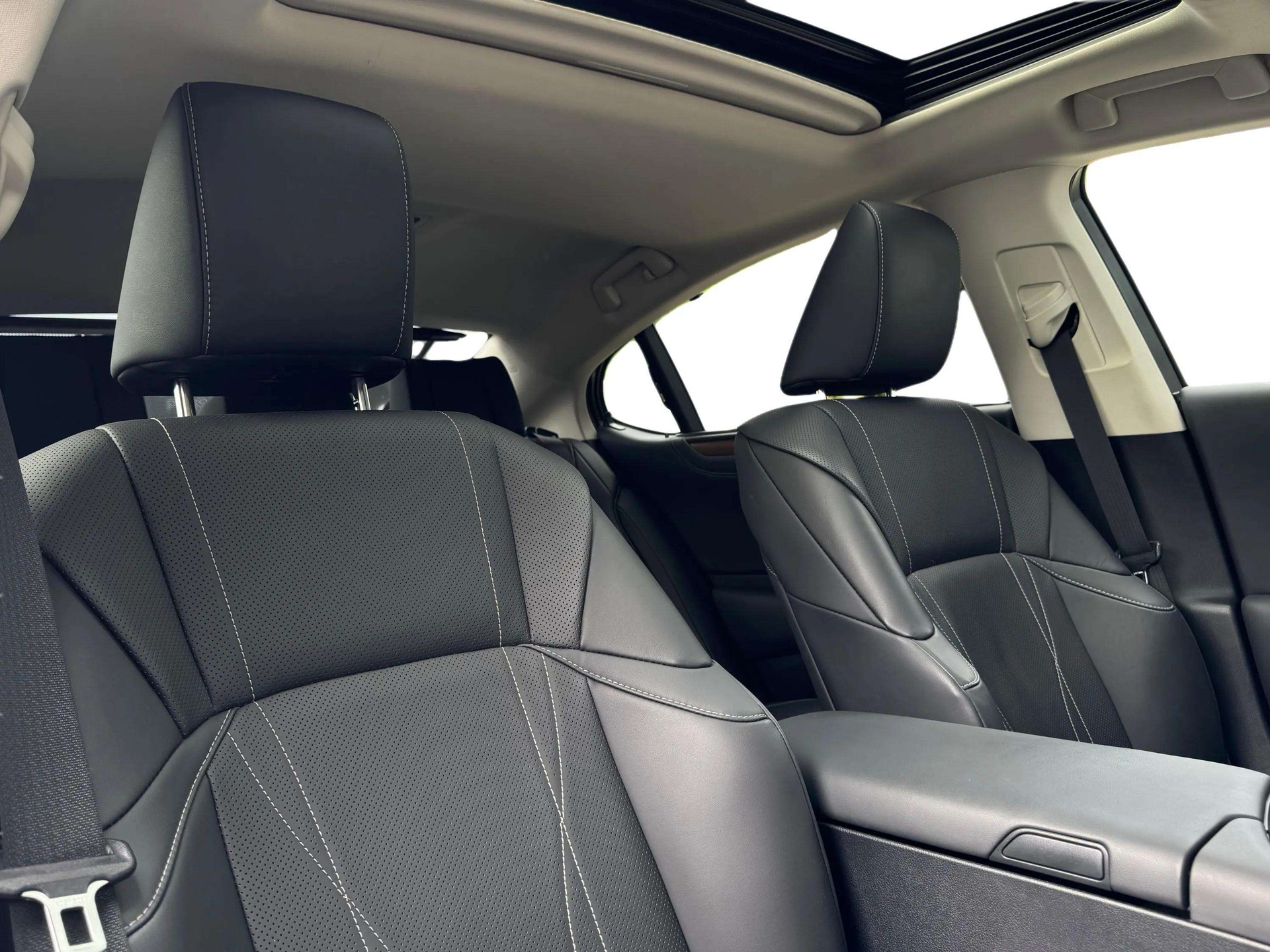 LEXUS ES 300h Excellence-image-19