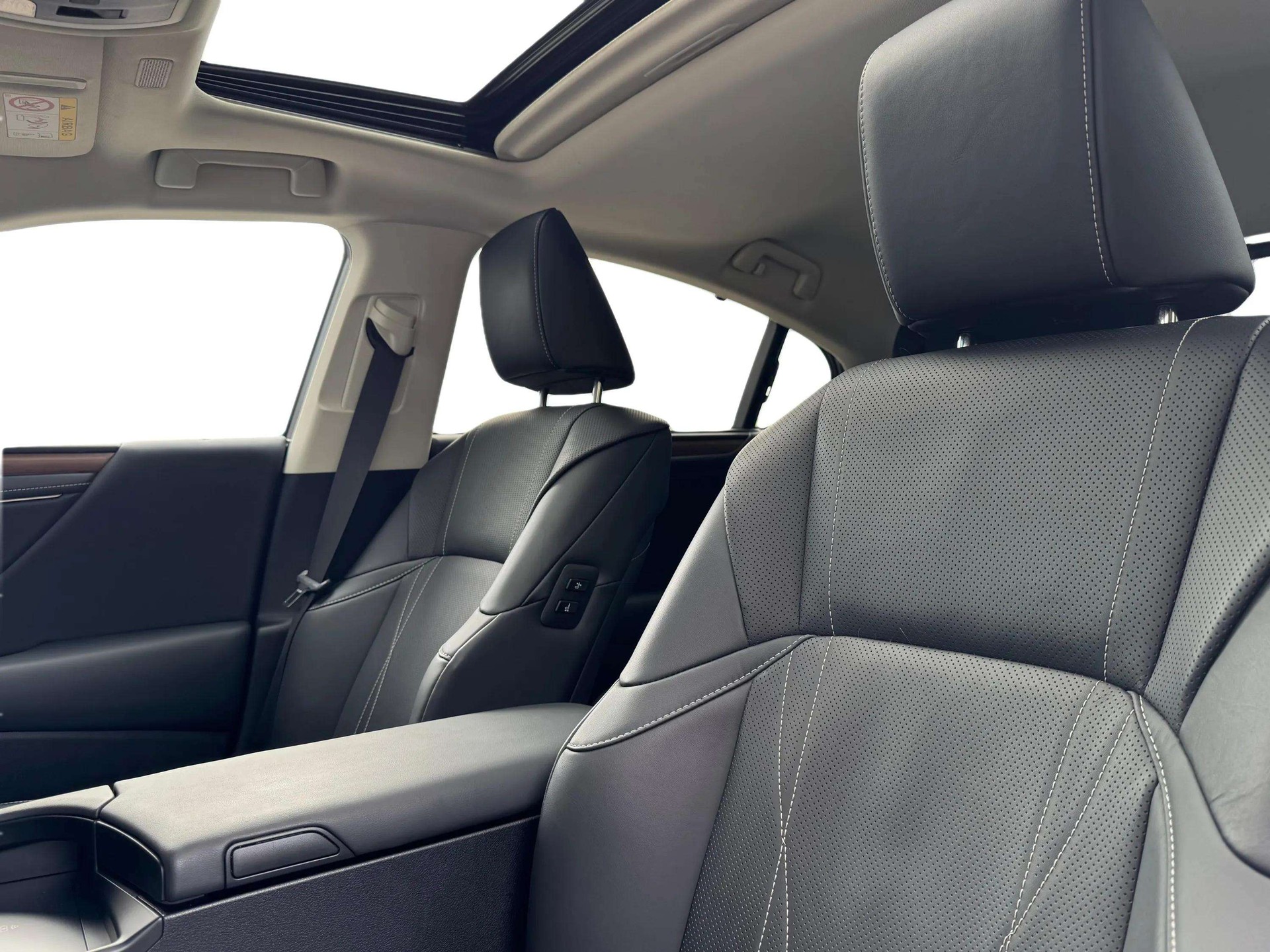 LEXUS ES 300h Excellence-image-11