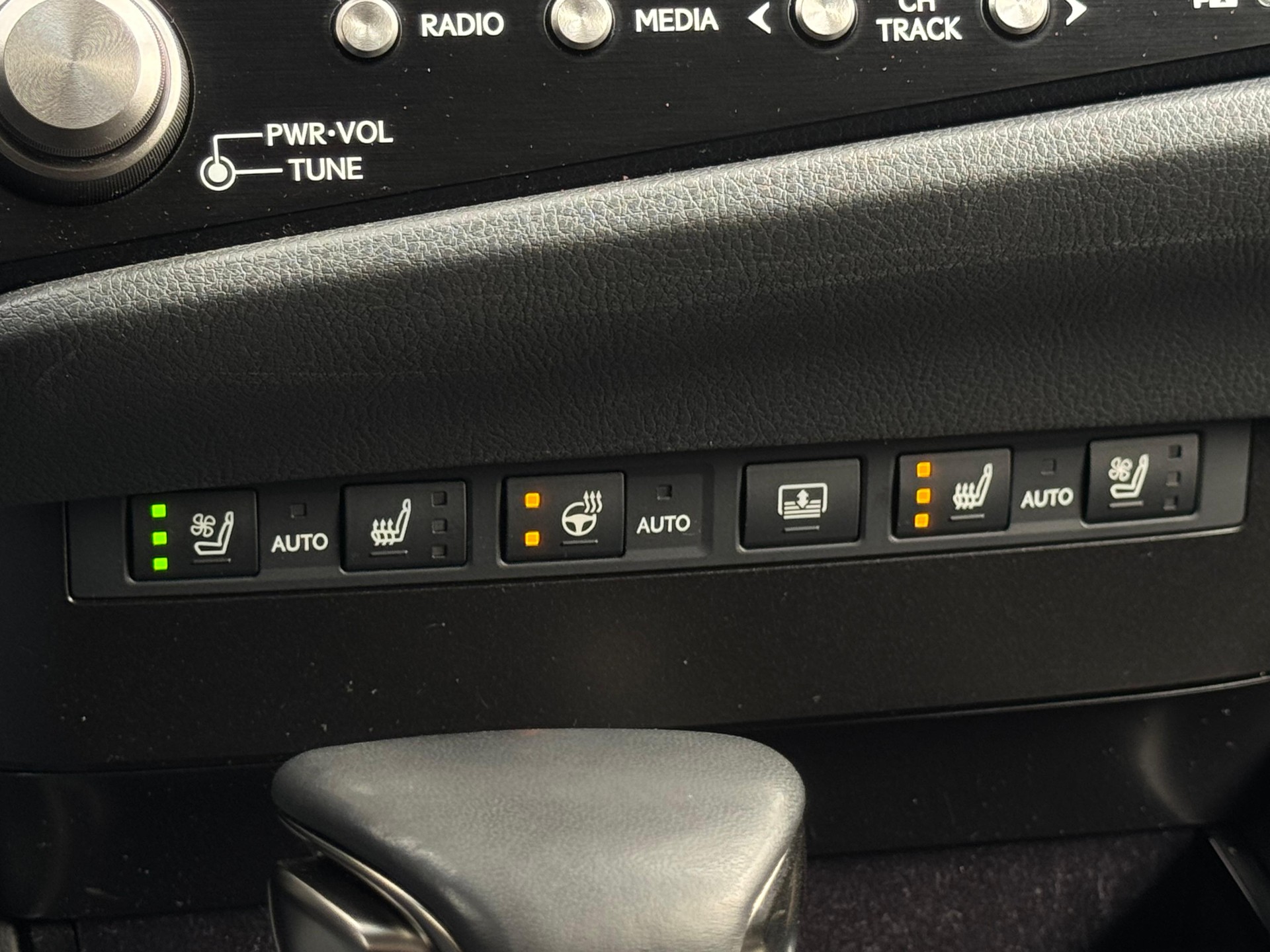 LEXUS ES 300h Excellence-image-17