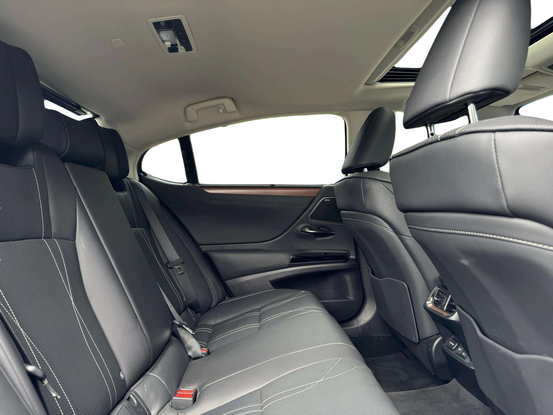 LEXUS ES 300h Excellence-image-20
