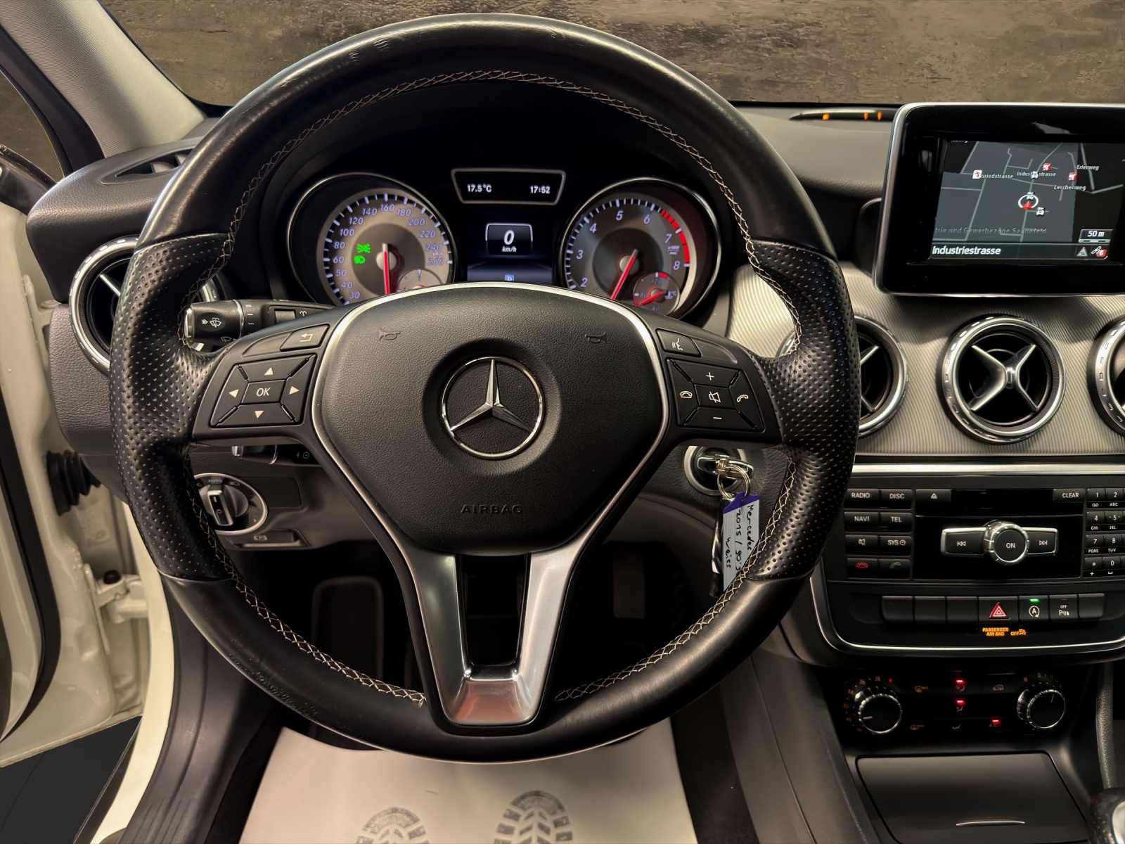 MERCEDES-BENZ GLA 200 Urban-image-9